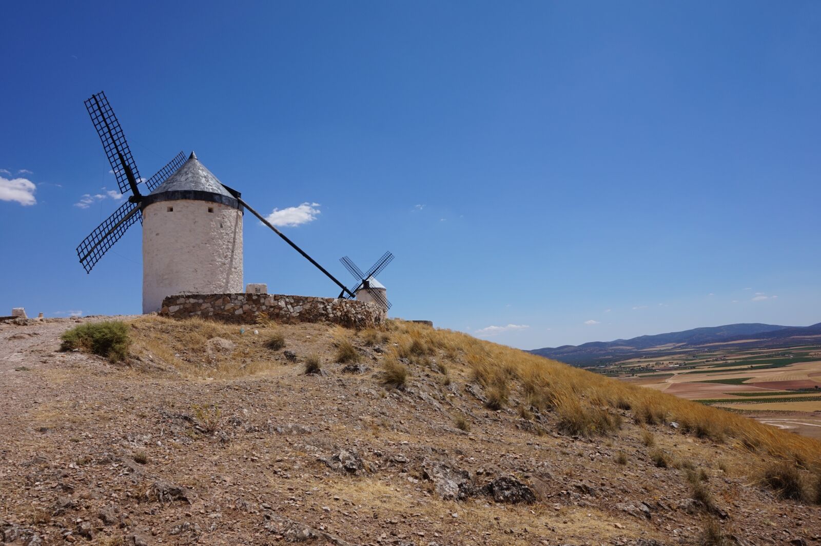 Sony Alpha a5000 (ILCE 5000) + Sony E 16-50mm F3.5-5.6 PZ OSS sample photo. Windmills, spain, quijote photography