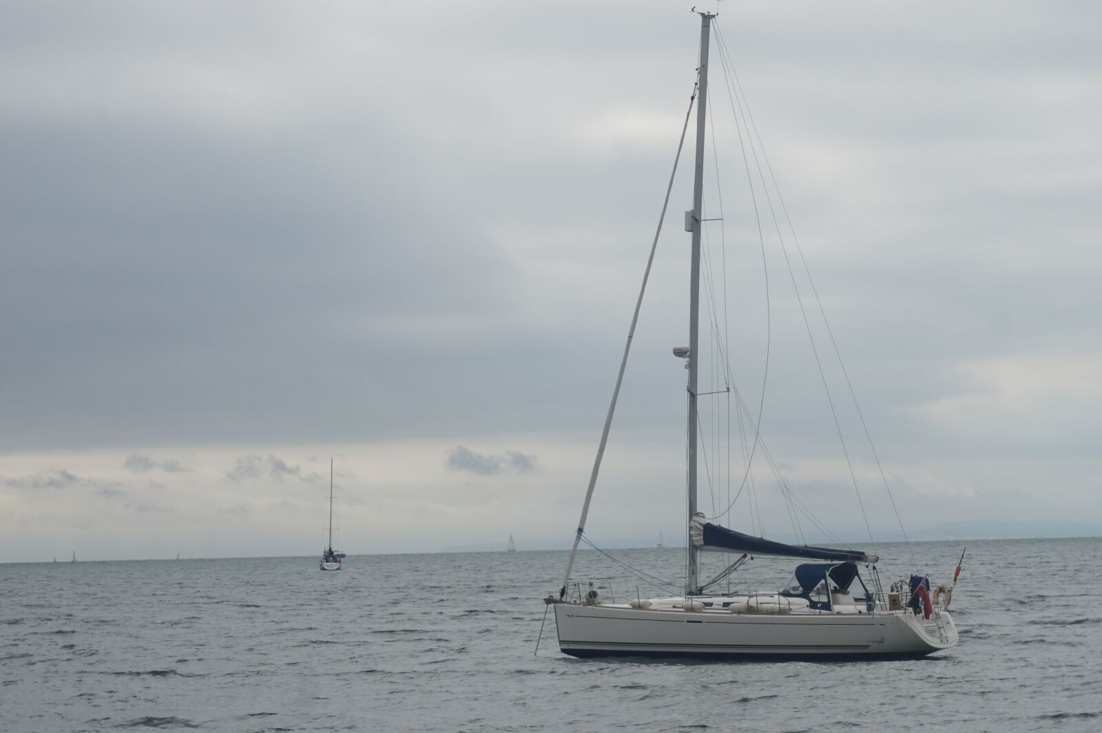 Sony Alpha a5000 (ILCE 5000) + Sony E 16-50mm F3.5-5.6 PZ OSS sample photo. Boat, cloudy, water photography