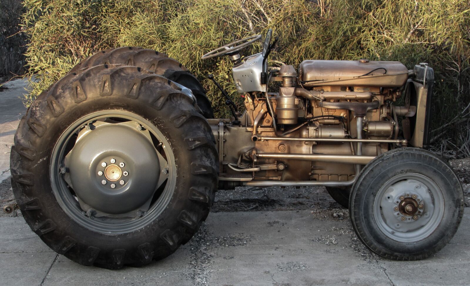 Canon PowerShot SX400 IS sample photo. Tractor, old, renovated photography