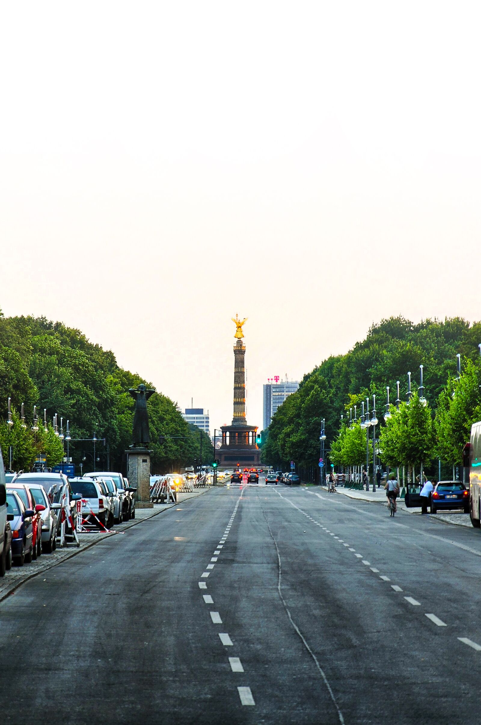 Nikon D90 sample photo. Berlin, gold else, road photography