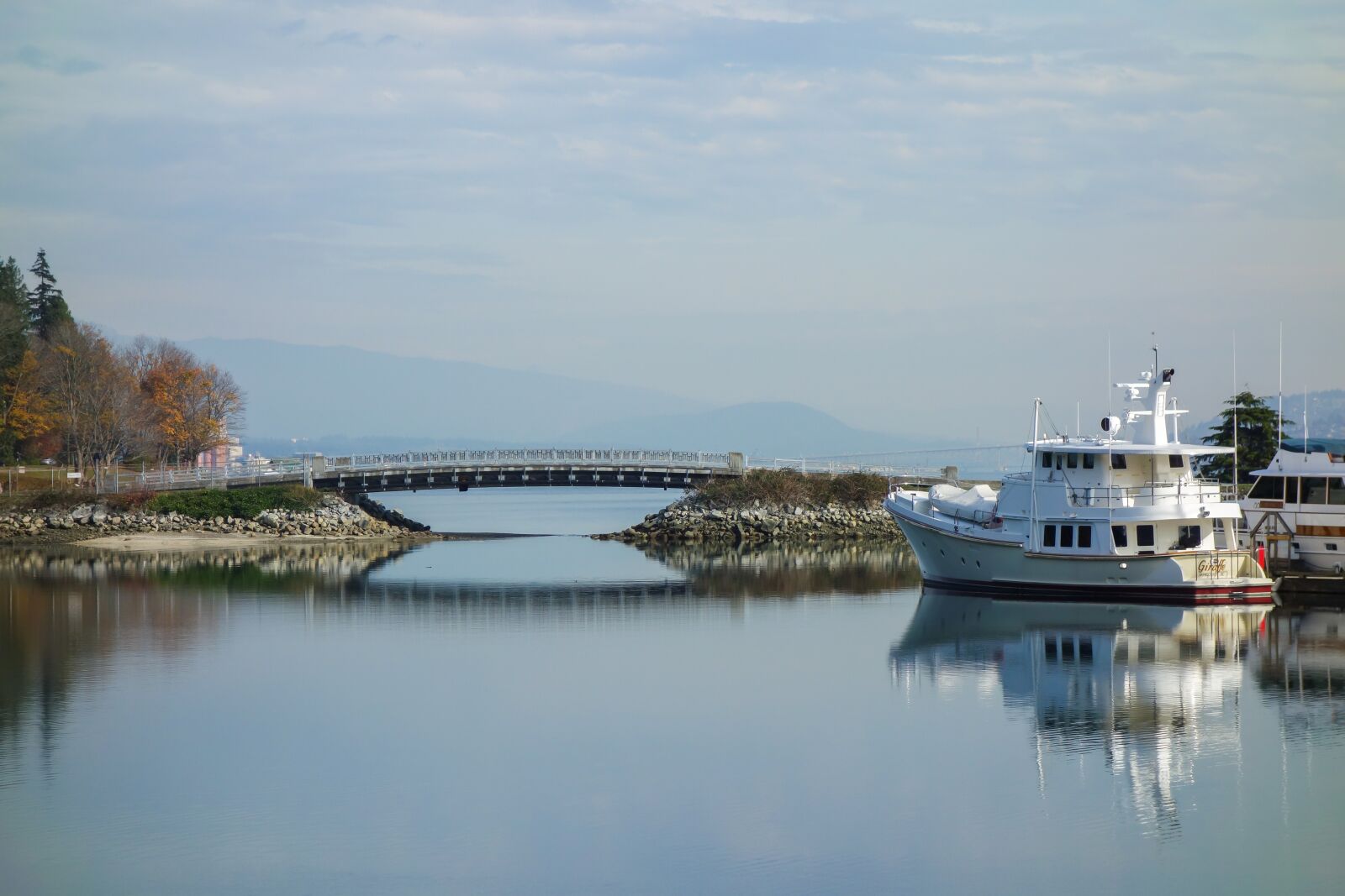 Sony Cyber-shot DSC-RX100 sample photo. Yacht, water, bridge photography