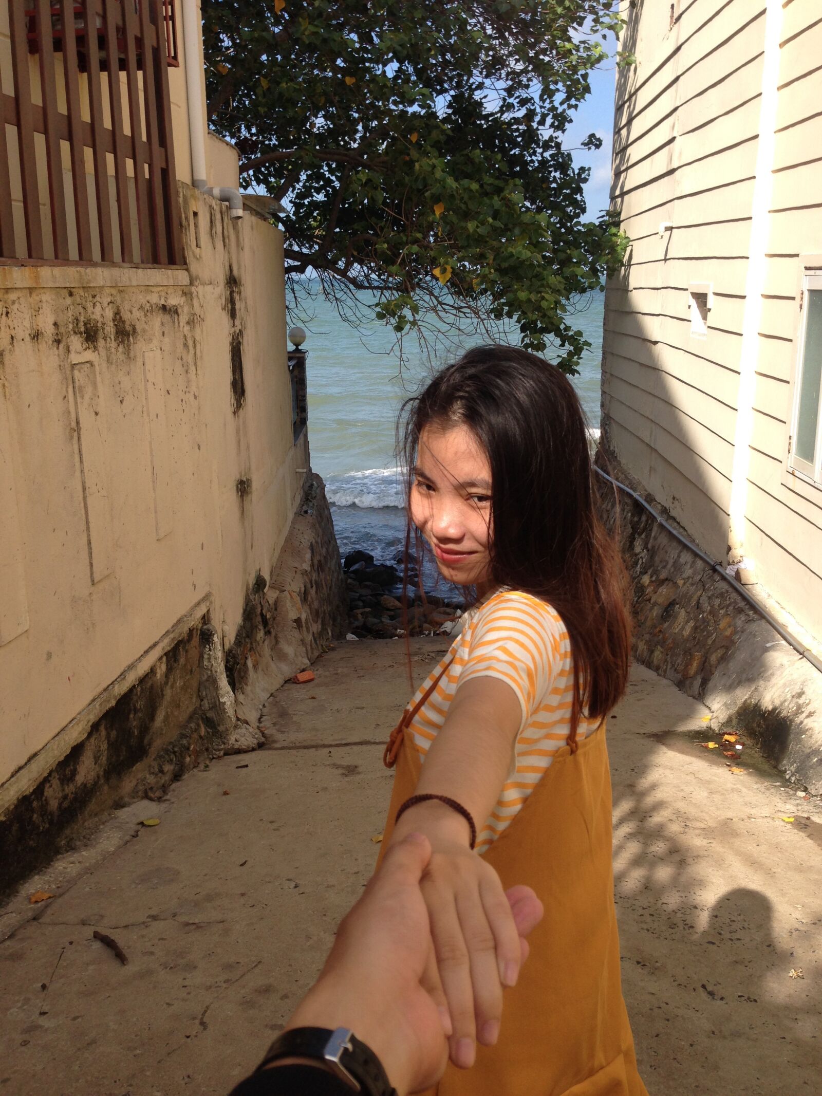 iPhone 5 back camera 4.12mm f/2.4 sample photo. Girl, tree, see photography
