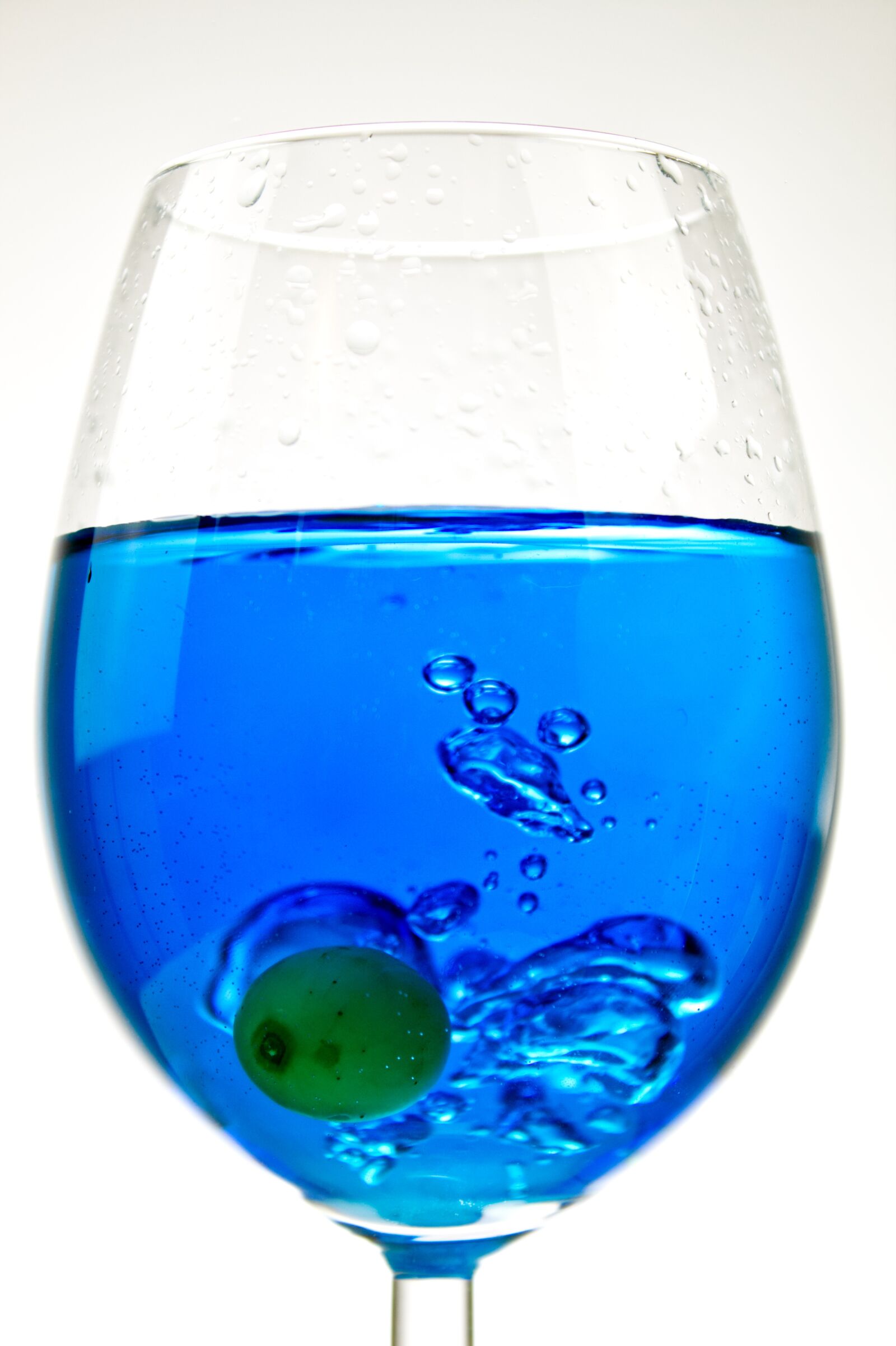 Canon EOS 1300D (EOS Rebel T6 / EOS Kiss X80) sample photo. Grape, water, cocktail photography