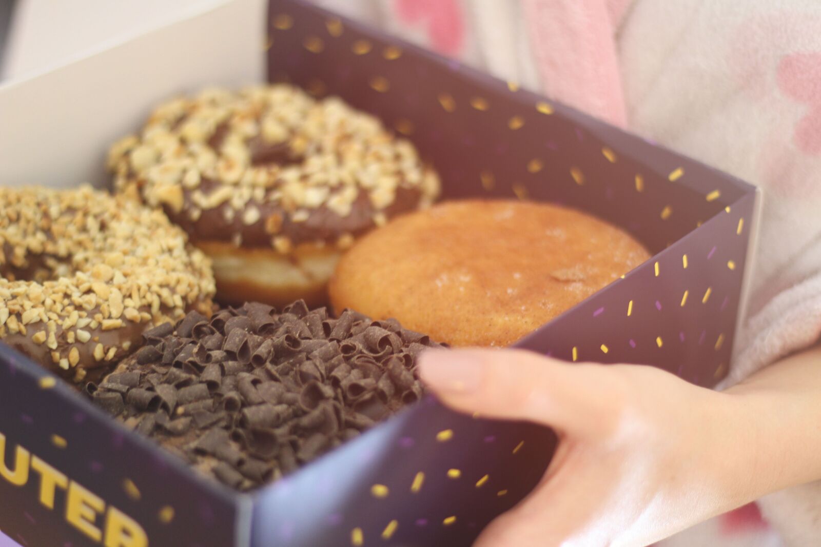 Canon EOS 100D (EOS Rebel SL1 / EOS Kiss X7) + Canon EF 50mm F1.8 STM sample photo. Doughnut, sweet, food photography