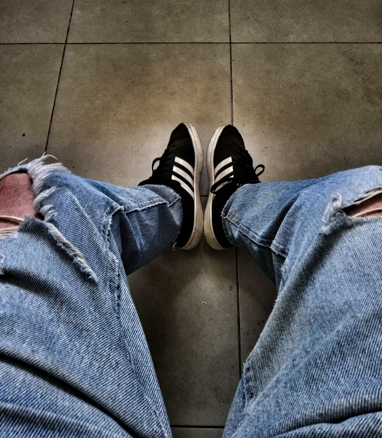 LG LM-X525 sample photo. Slippers, jeans, denim photography