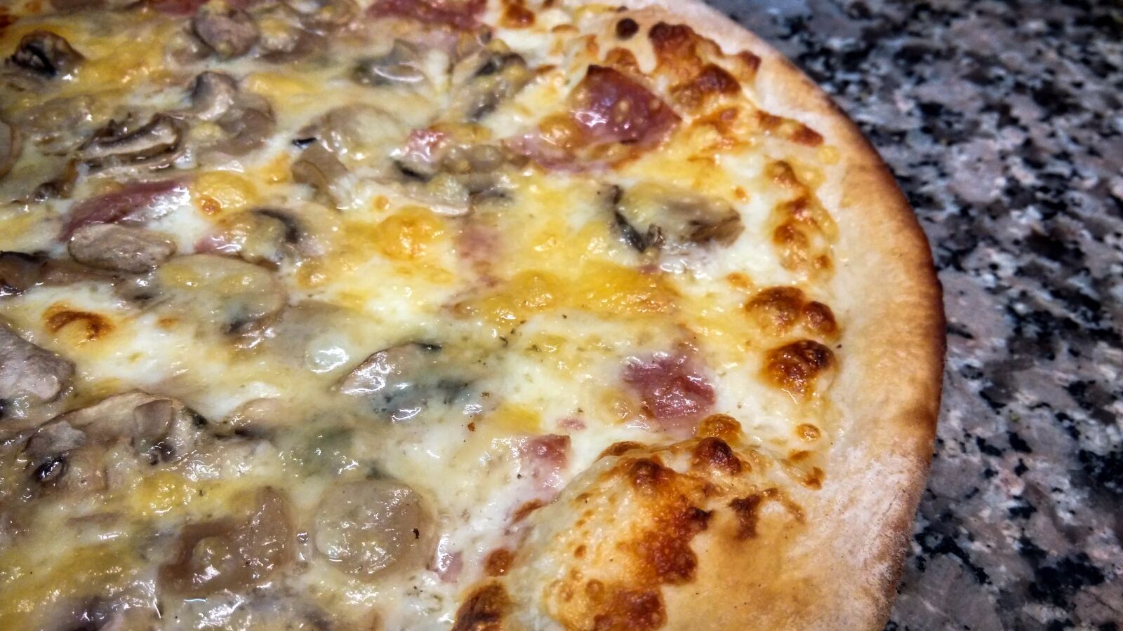 Xiaomi MI3 sample photo. Bacon, pizza, cheese photography