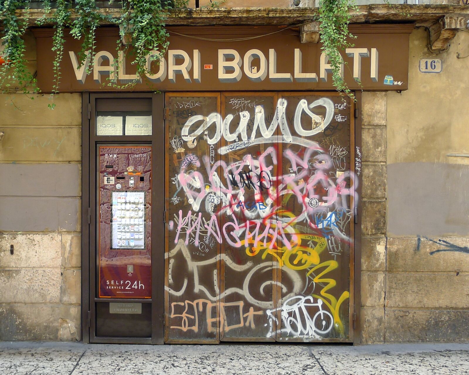 Panasonic Lumix DMC-LX5 sample photo. Graffiti, verona, old town photography