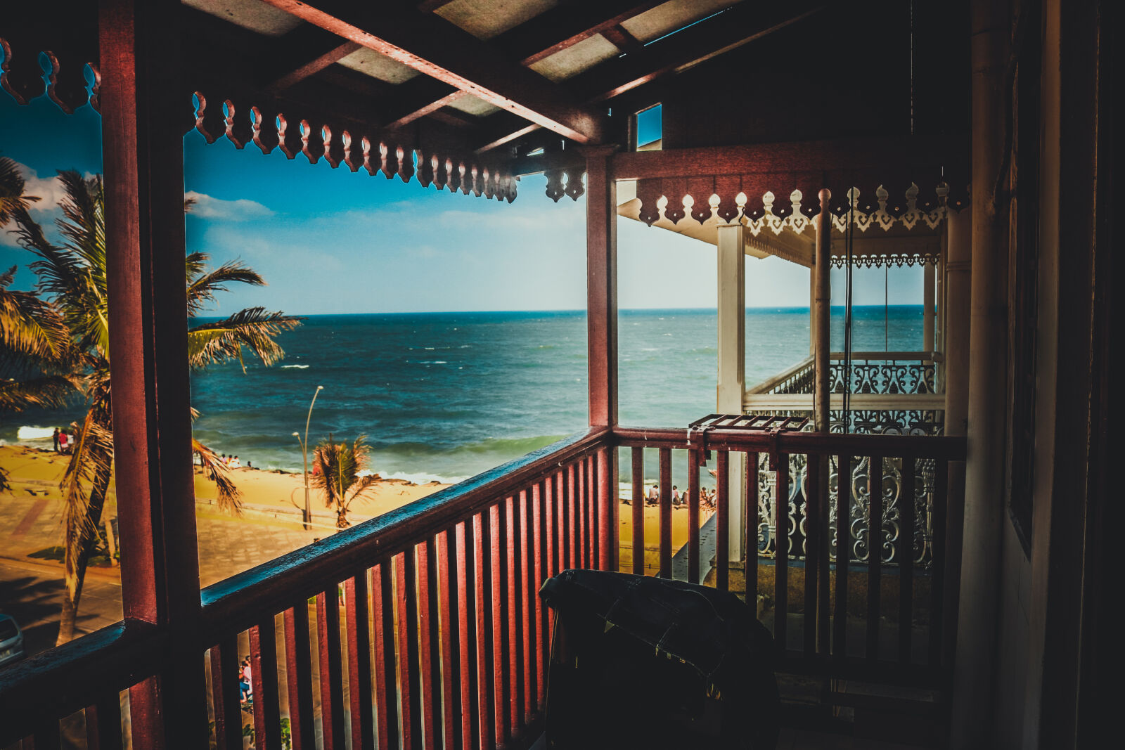 Canon EOS 750D (EOS Rebel T6i / EOS Kiss X8i) sample photo. Balconies, blue, skies, coconut photography