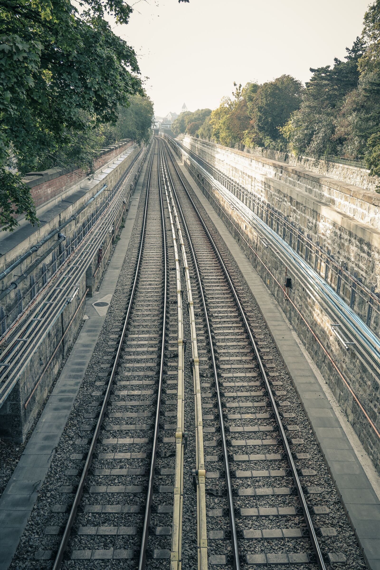 Canon EOS 800D (EOS Rebel T7i / EOS Kiss X9i) sample photo. Rails, railway, train photography