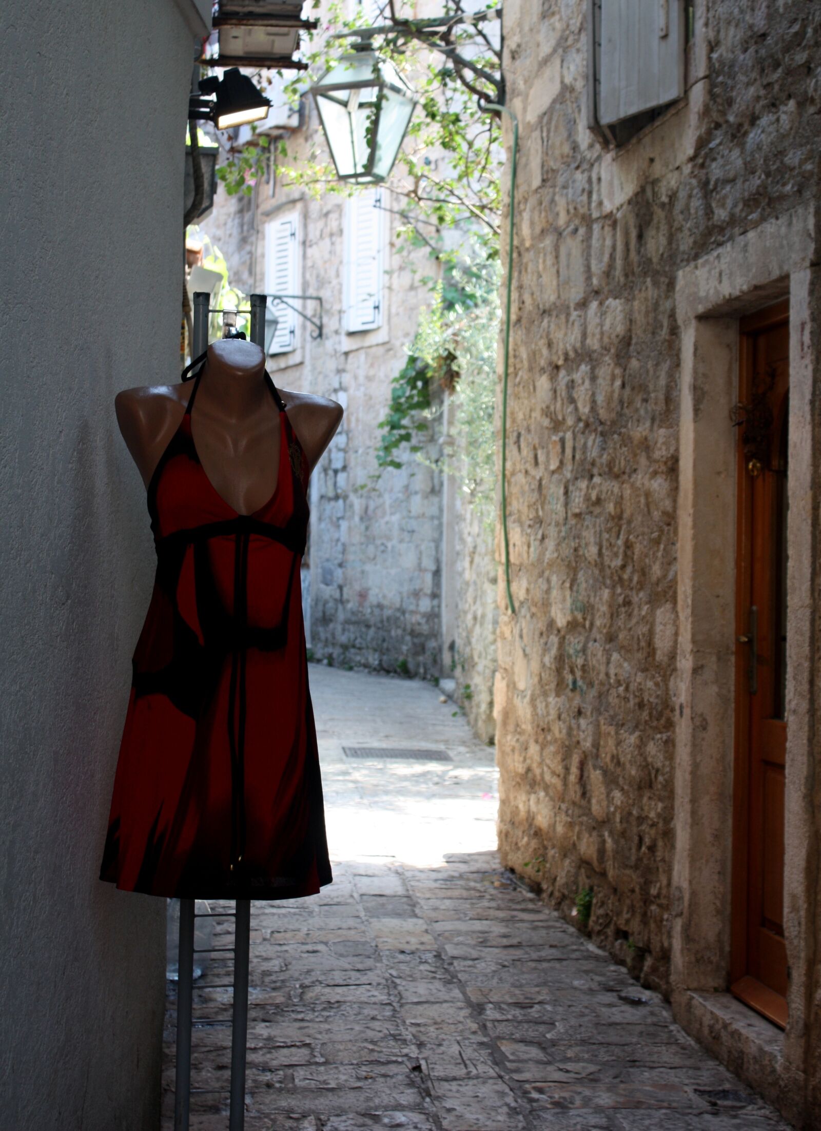Canon EOS 450D (EOS Rebel XSi / EOS Kiss X2) sample photo. Budva, mannequin, street dec photography