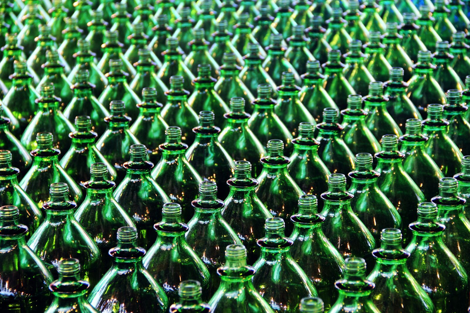 Canon EOS 550D (EOS Rebel T2i / EOS Kiss X4) sample photo. Bottles, green, drink photography