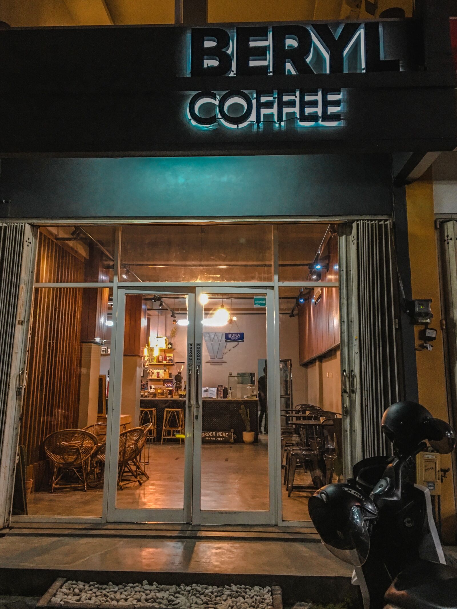 iPhone 6s Plus back camera 4.15mm f/2.2 sample photo. Beryl, coffee, cafe photography