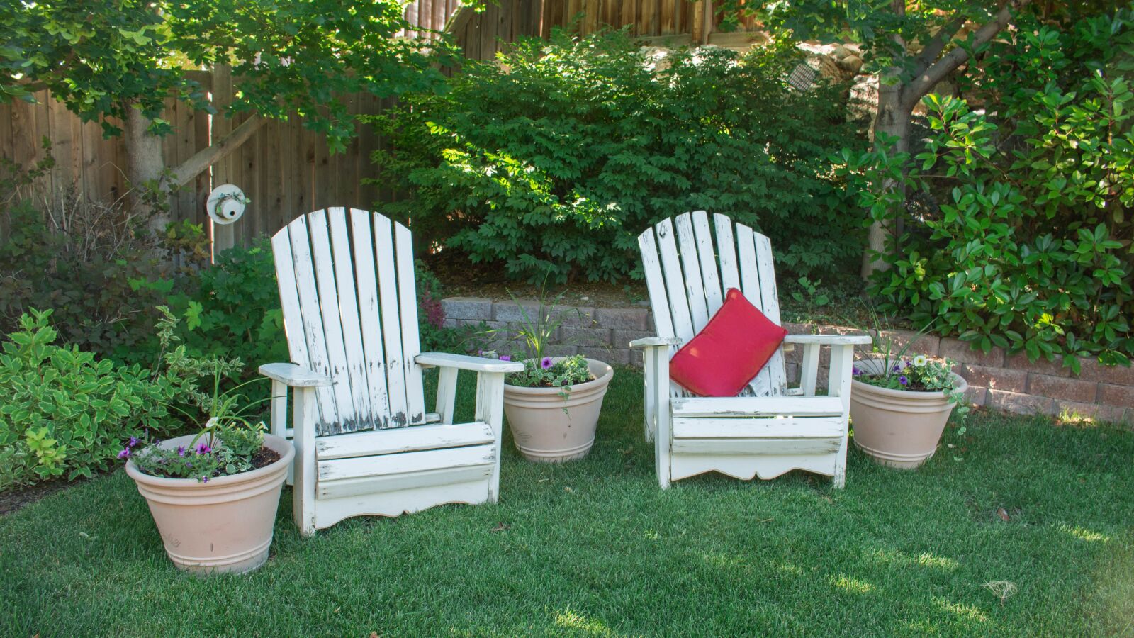 Canon EOS 70D + Canon EF-S 18-55mm F3.5-5.6 IS STM sample photo. Backyard, chairs, leisure photography