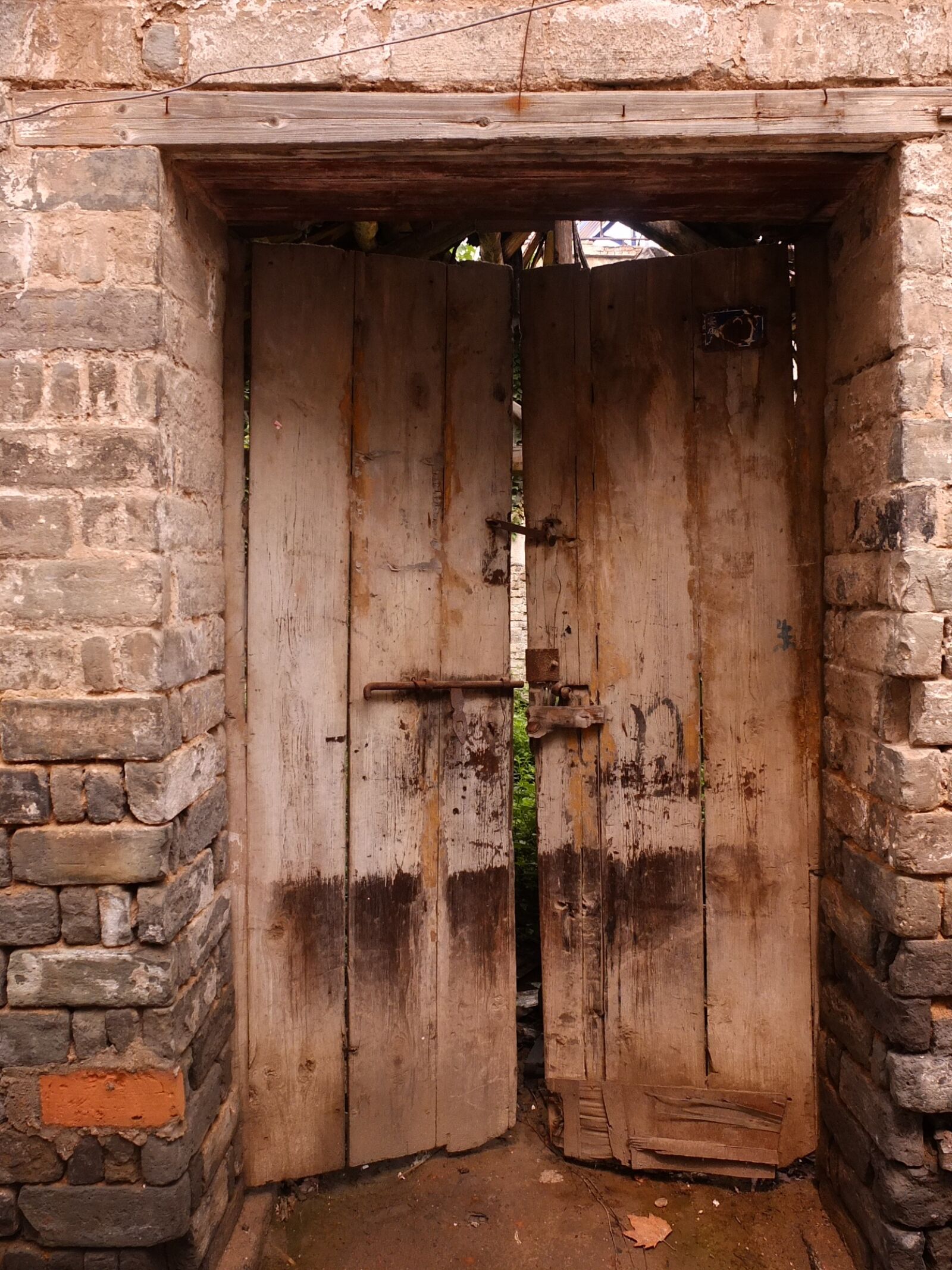 Fujifilm X10 sample photo. Door, deep hospital, fei photography
