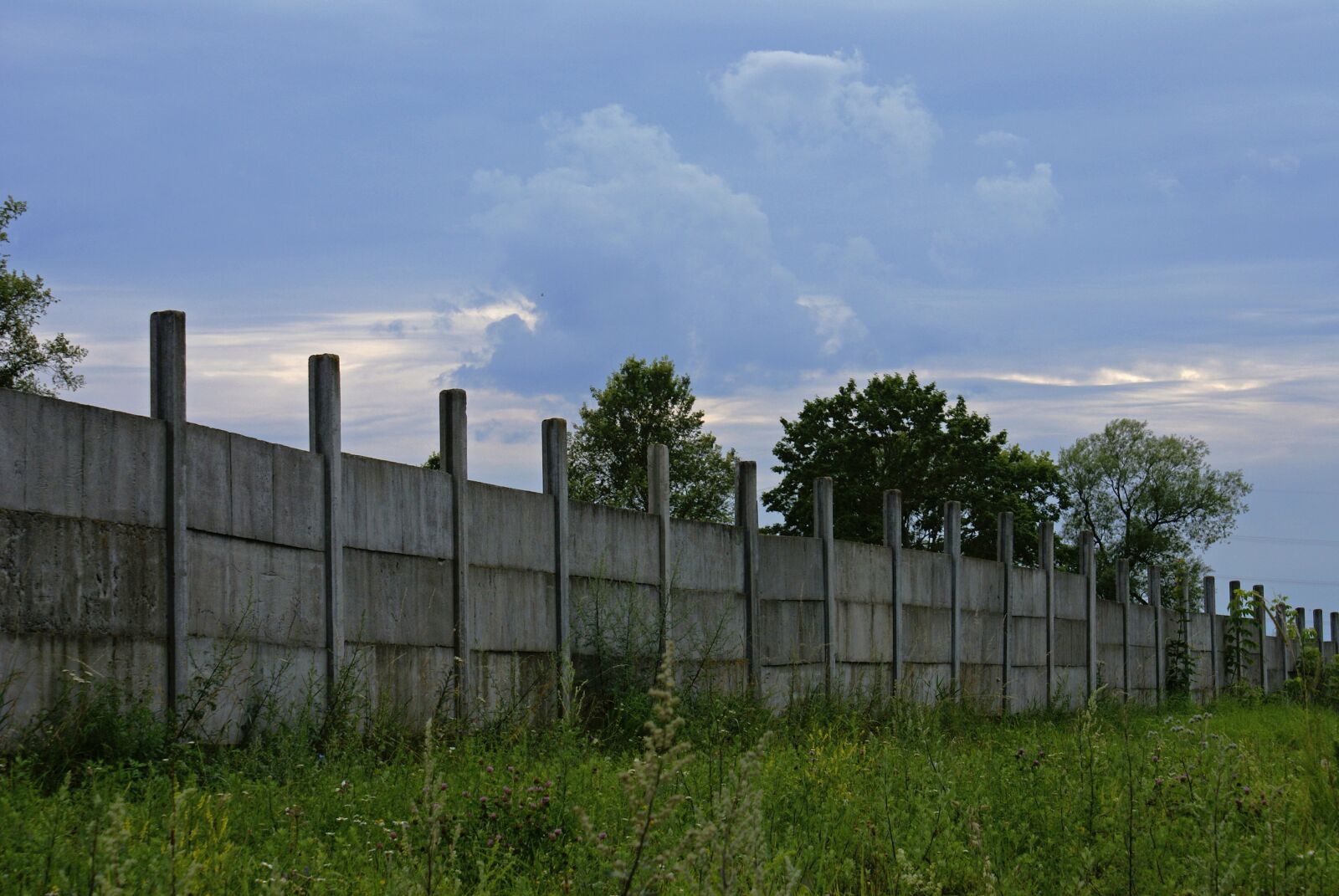 Sony Alpha DSLR-A100 sample photo. Fencing, concrete, ugly photography