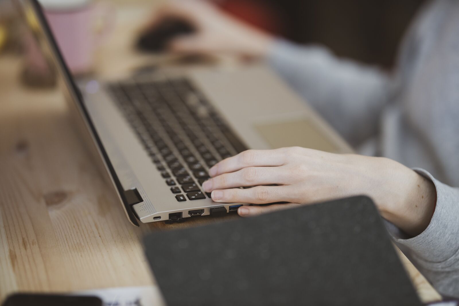 Canon EOS R + Canon RF 85mm F1.2L USM sample photo. Keyboard, laptop, work photography