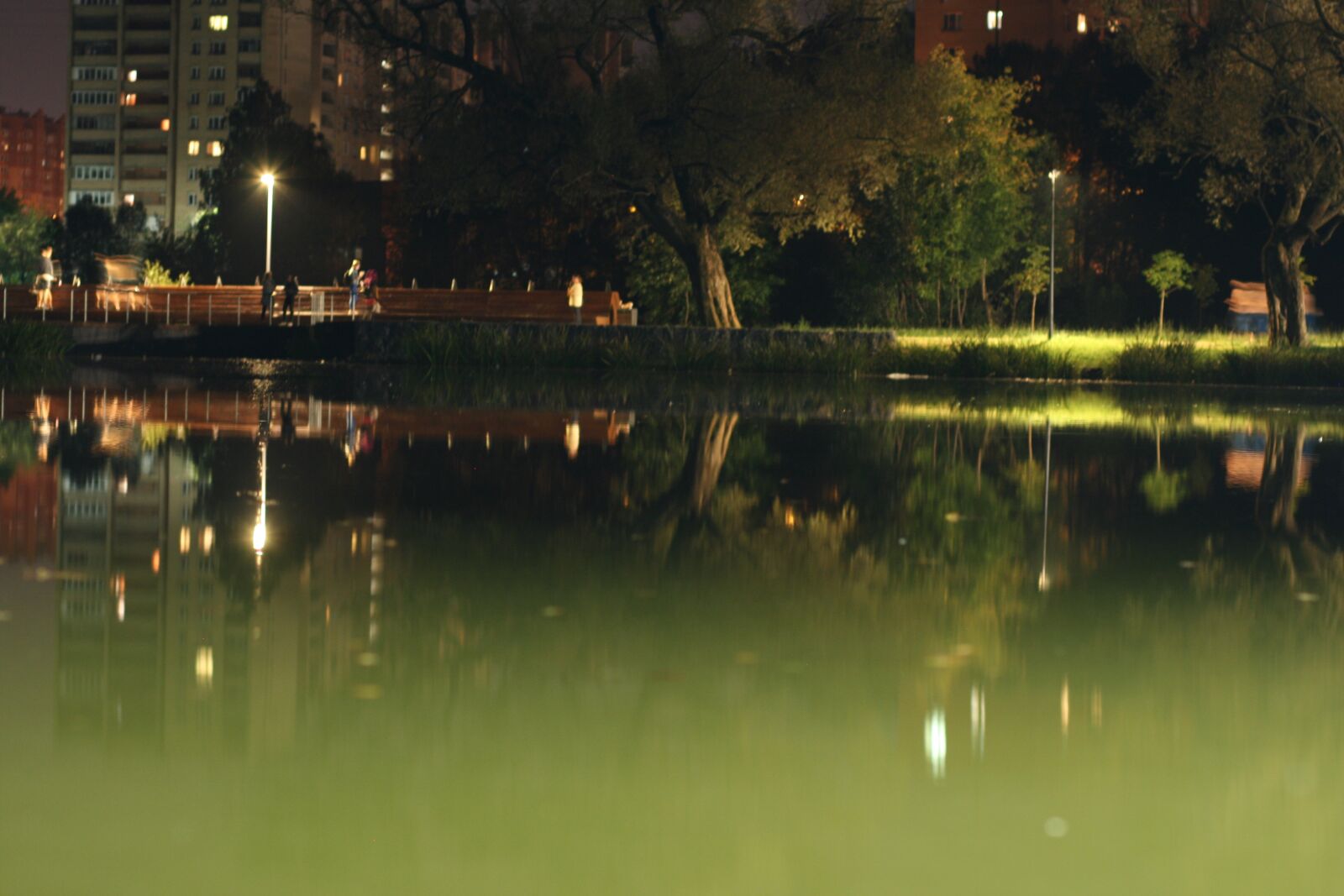 Canon EOS 400D (EOS Digital Rebel XTi / EOS Kiss Digital X) sample photo. Night, park, water photography