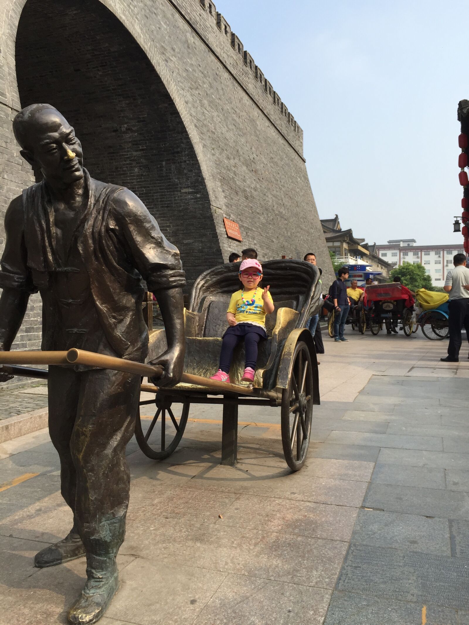 iPhone 6 Plus back camera 4.15mm f/2.2 sample photo. Yangzhou, old town, people photography