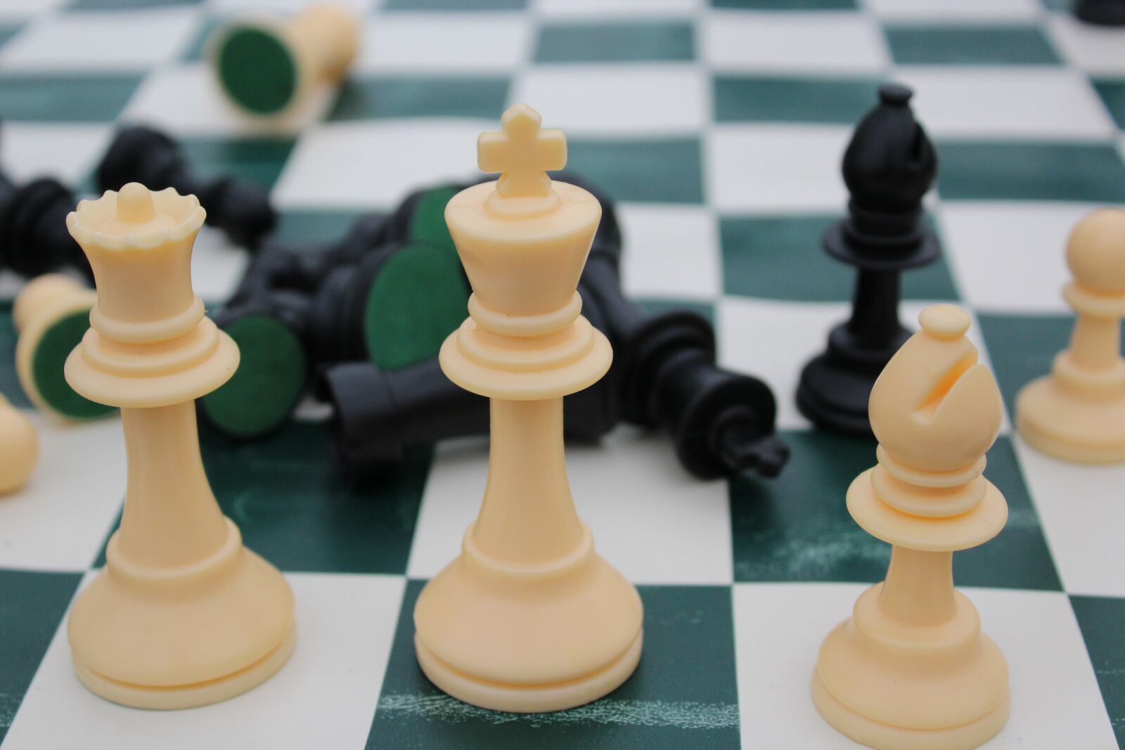 Canon EOS 1200D (EOS Rebel T5 / EOS Kiss X70 / EOS Hi) sample photo. Chess, chess board, black photography