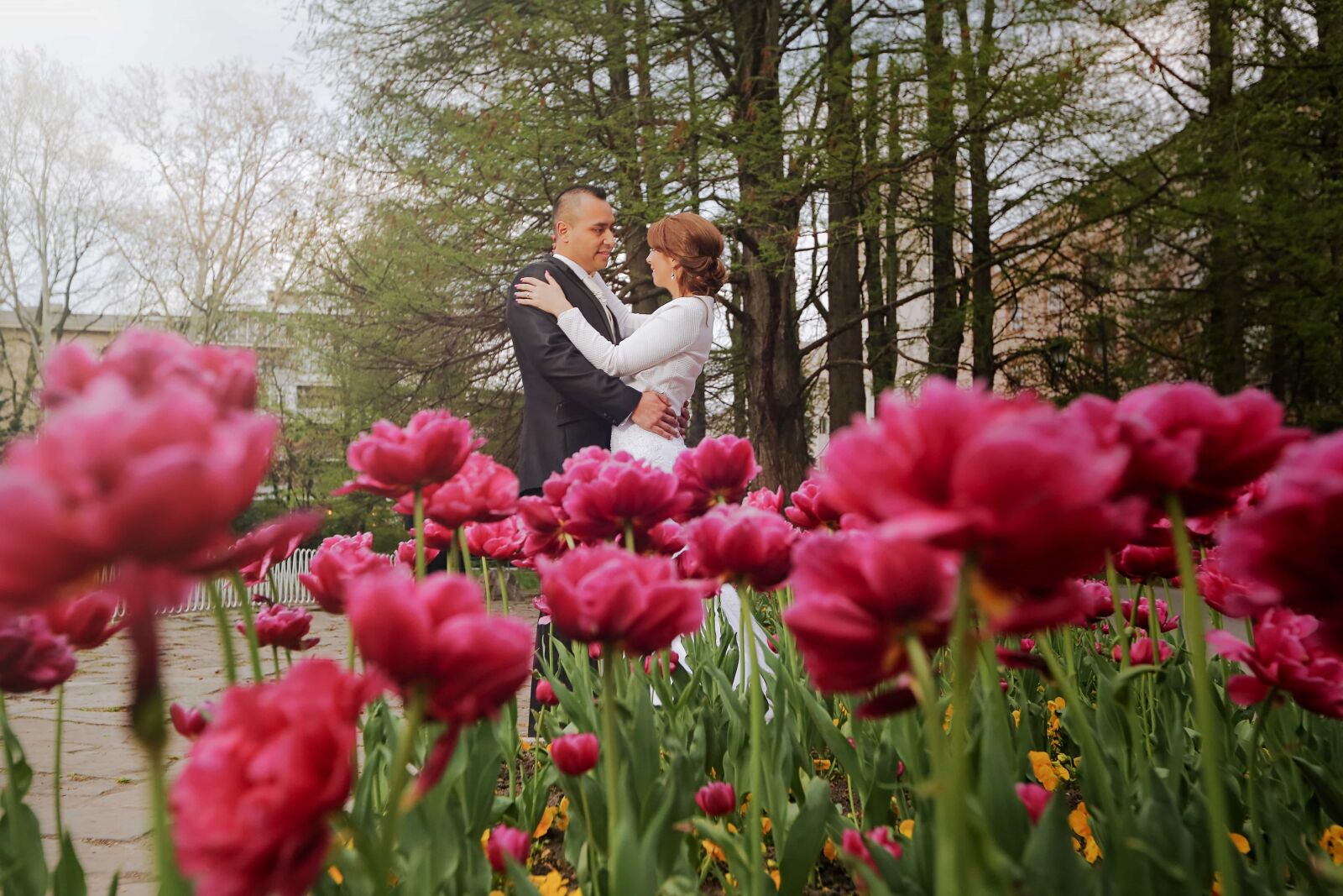 Canon EF 16-35mm F2.8L II USM sample photo. Flower garden, handsome, hug photography