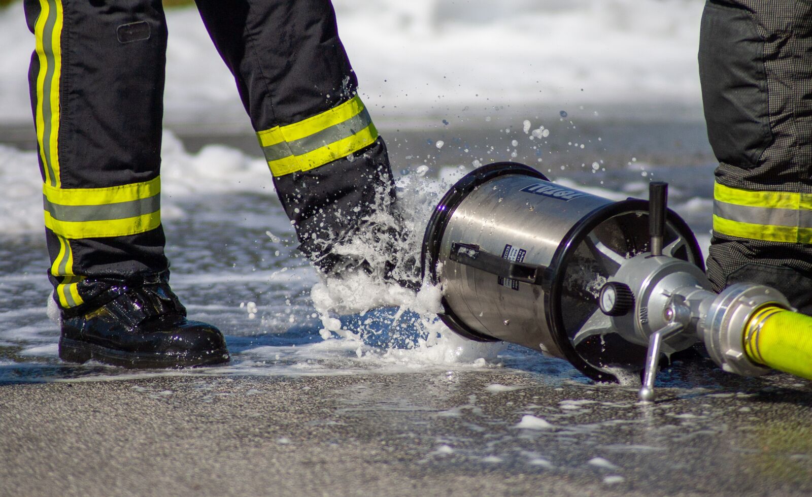 Canon EOS-1D Mark II sample photo. Water, hose, firefighting photography