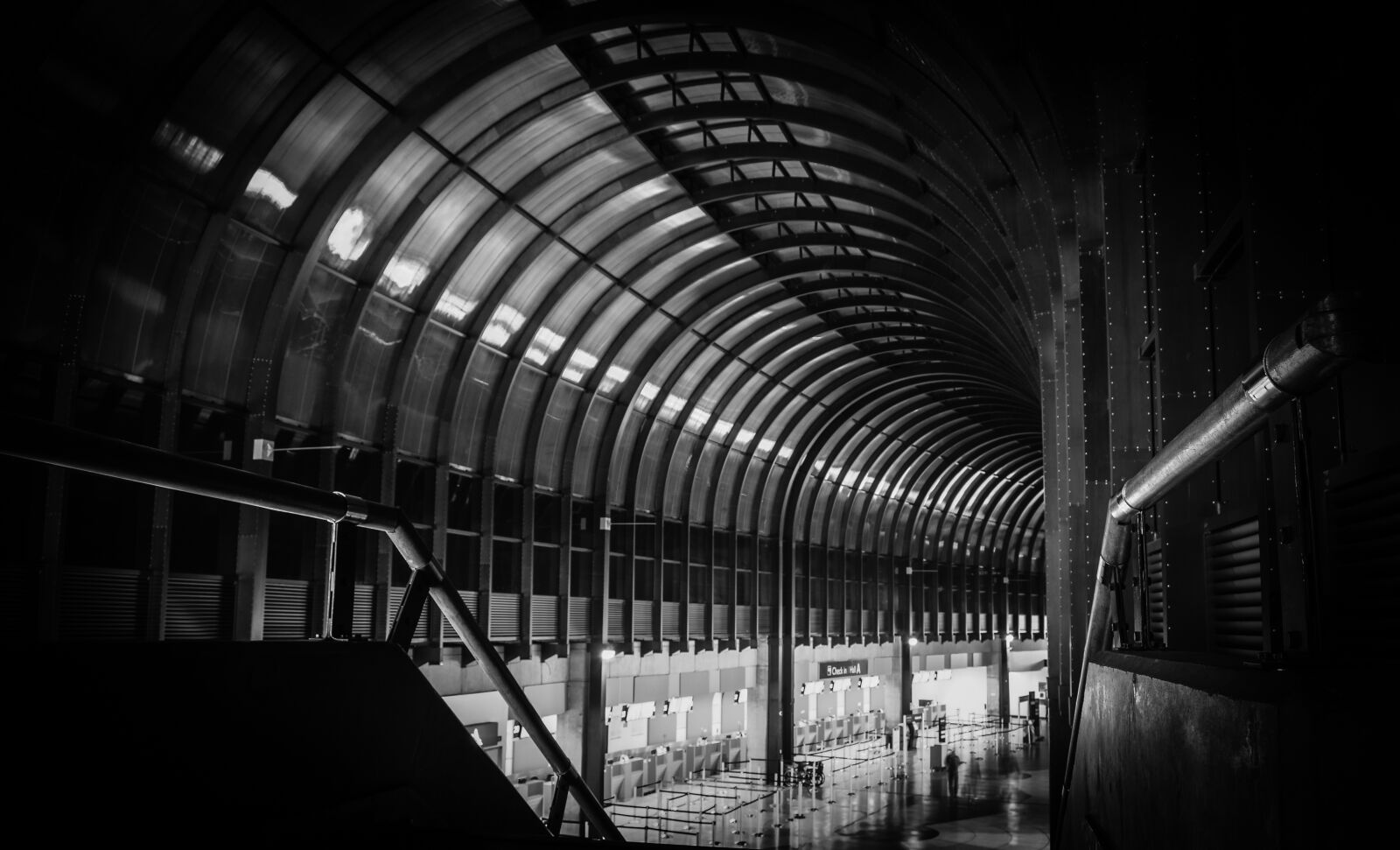 Nikon D5100 sample photo. Airport, gradation, ceiling photography
