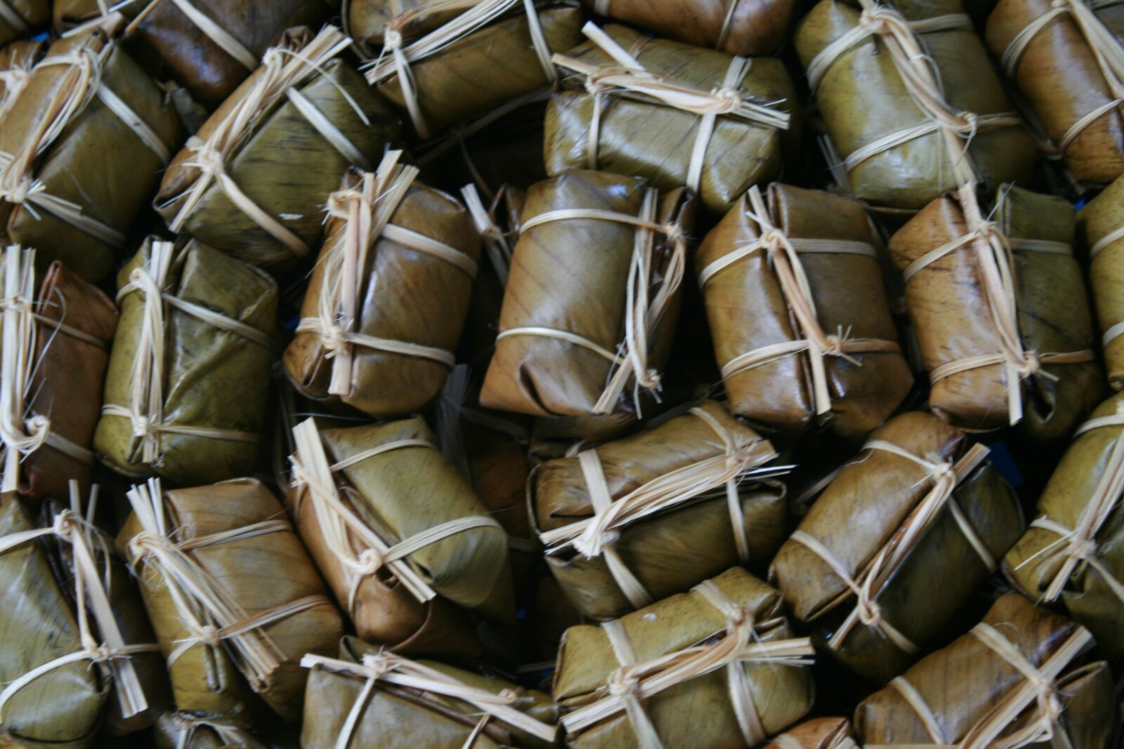 Canon EOS 400D (EOS Digital Rebel XTi / EOS Kiss Digital X) sample photo. Bananas with sticky rice photography