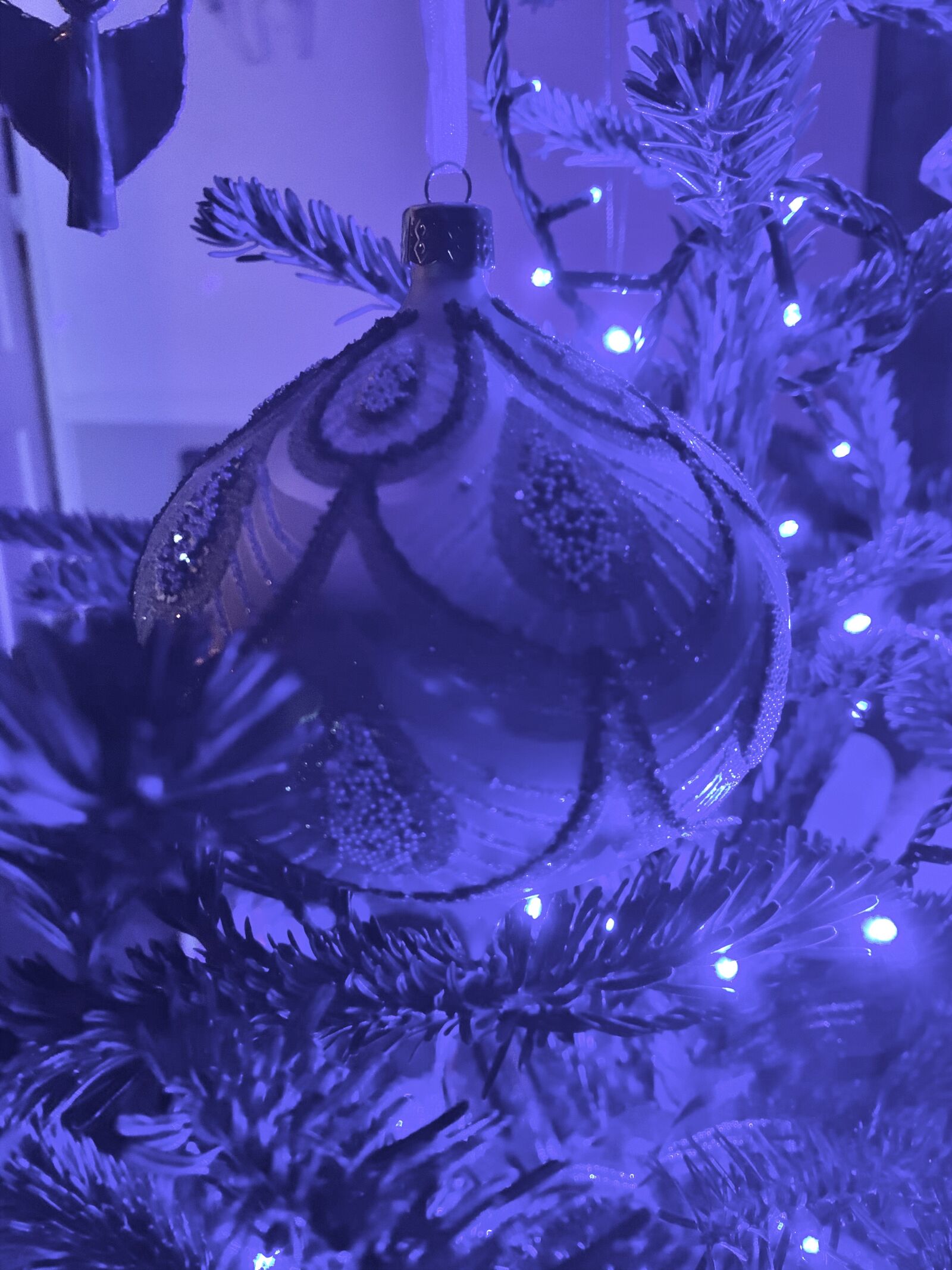 Apple iPhone XR sample photo. Christmas, blue, bauble photography