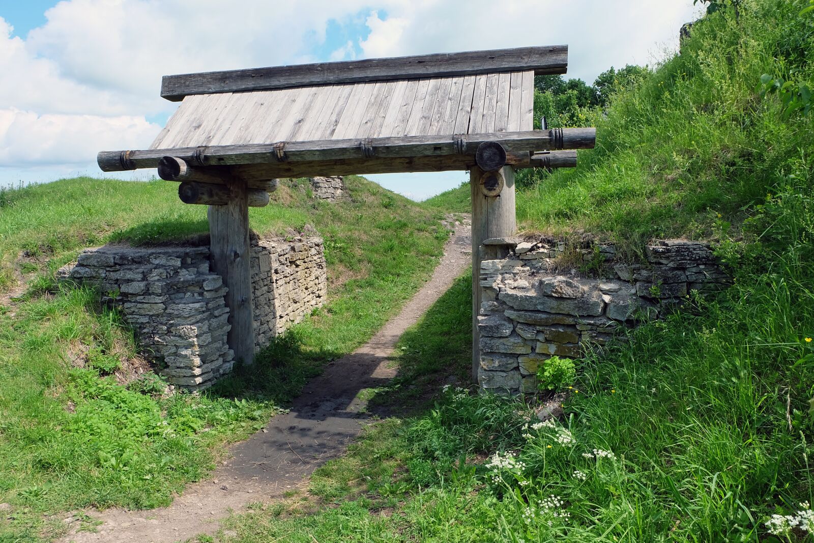 Fujifilm X-A2 sample photo. Gate, village, wooden gates photography