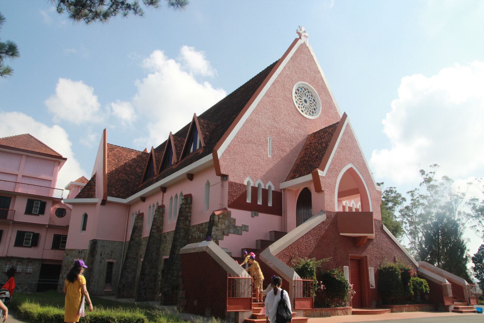 Tamron SP AF 17-50mm F2.8 XR Di II LD Aspherical (IF) sample photo. Vietnam, asia, church photography