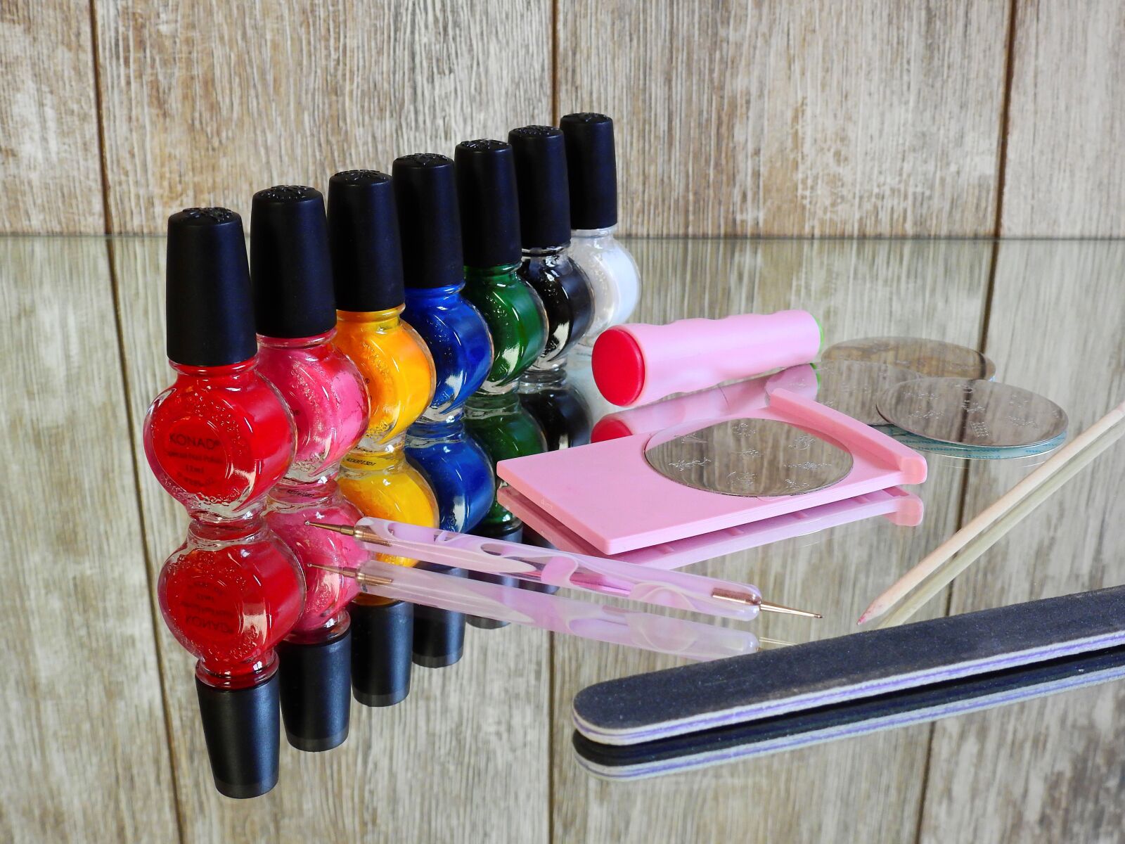 Nikon Coolpix P900 sample photo. Nail varnish, fingernails, manicure photography