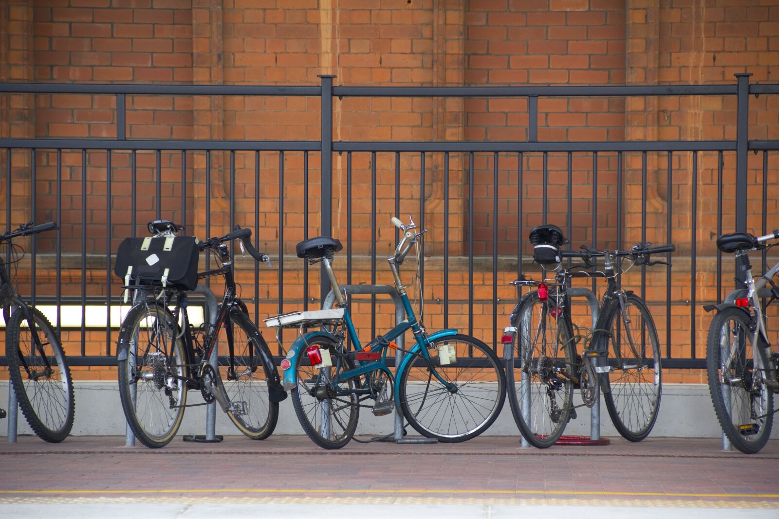 Canon EOS 550D (EOS Rebel T2i / EOS Kiss X4) sample photo. Bikes, train station, bicycle photography