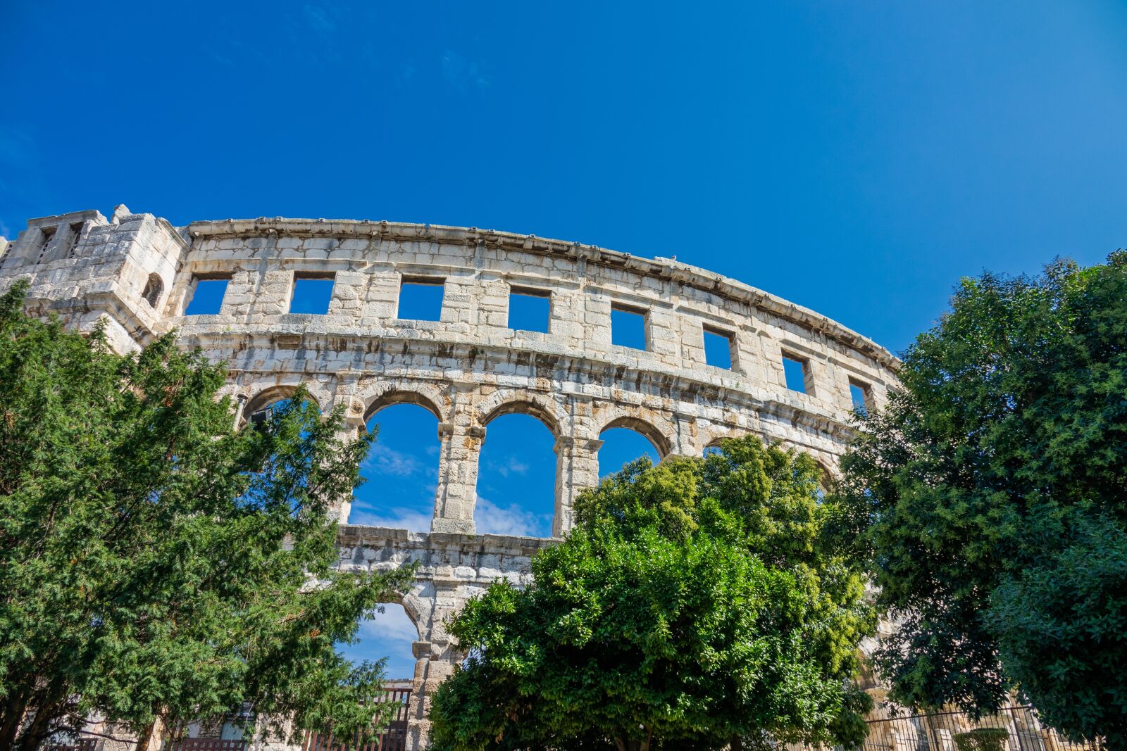 Sony Cyber-shot DSC-RX10 III sample photo. Colosseum, masonry, trees photography