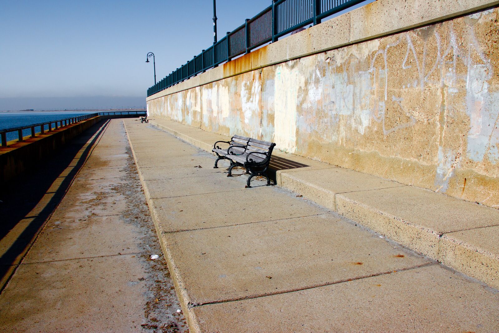 Canon EOS 800D (EOS Rebel T7i / EOS Kiss X9i) + Canon EF-S 18-55mm F4-5.6 IS STM sample photo. Bench, ocean, desolate photography