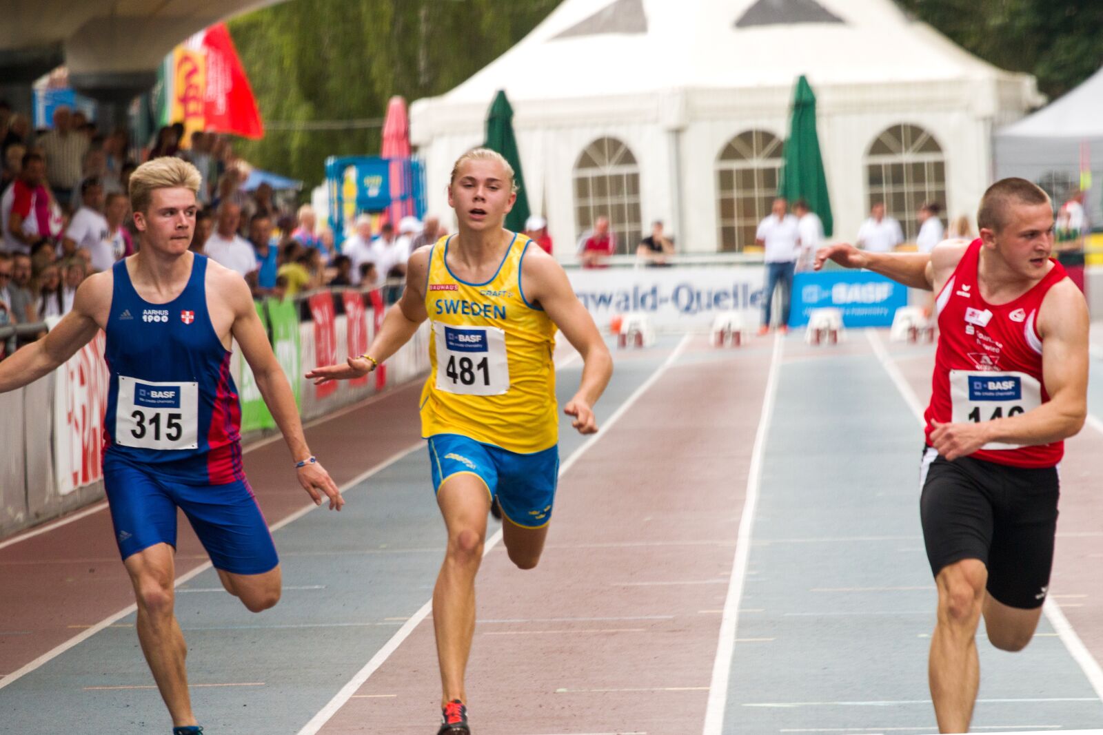 Canon EOS 70D + Canon EF 70-200mm F4L USM sample photo. Athletics, 100 m run, sport photography