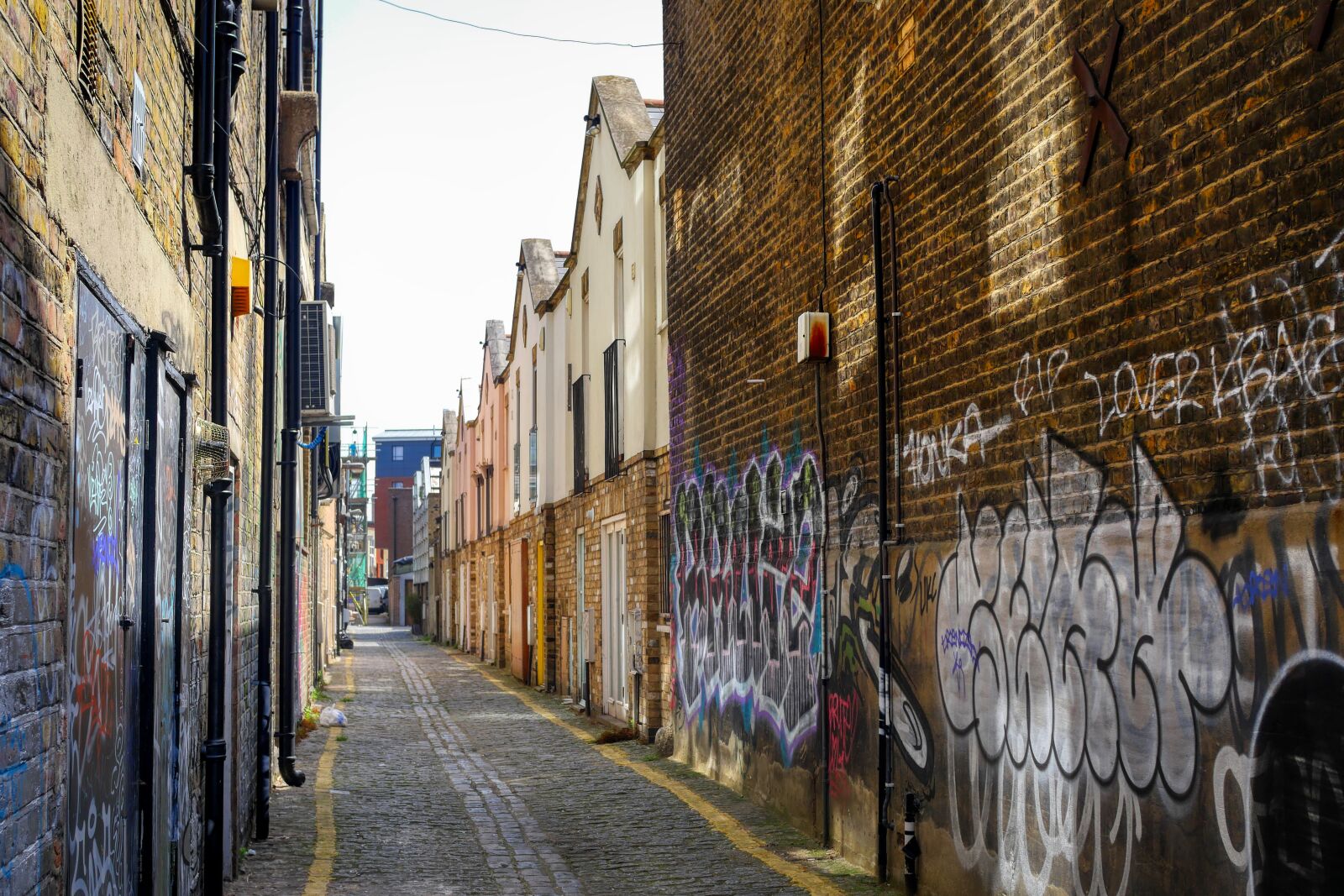 Panasonic Lumix DMC-GX8 sample photo. London, england, alley photography