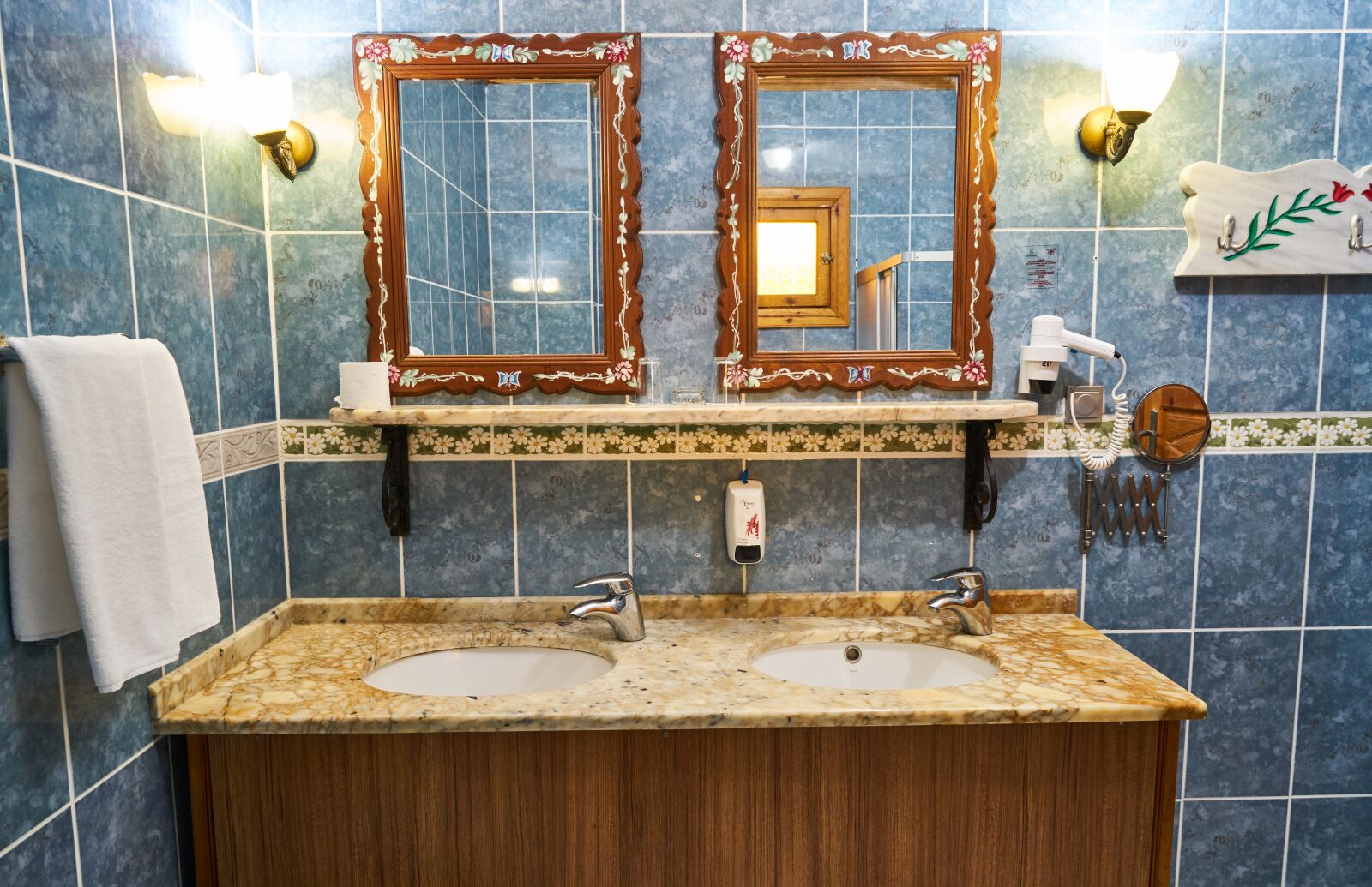 Sony a7R II sample photo. Bathroom, the mirror, water photography