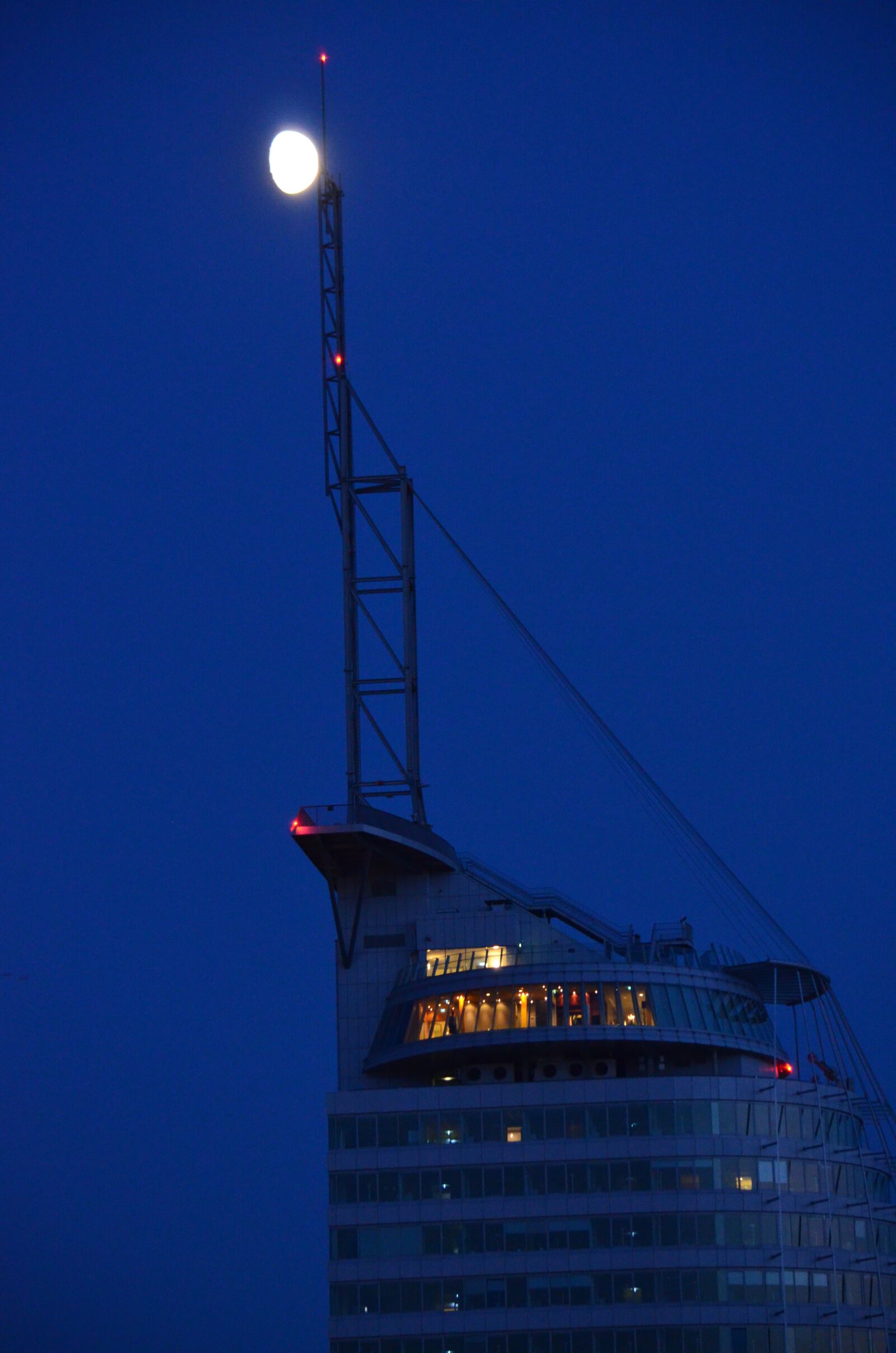 Nikon D5100 sample photo. Sail city hotel, bremerhaven photography