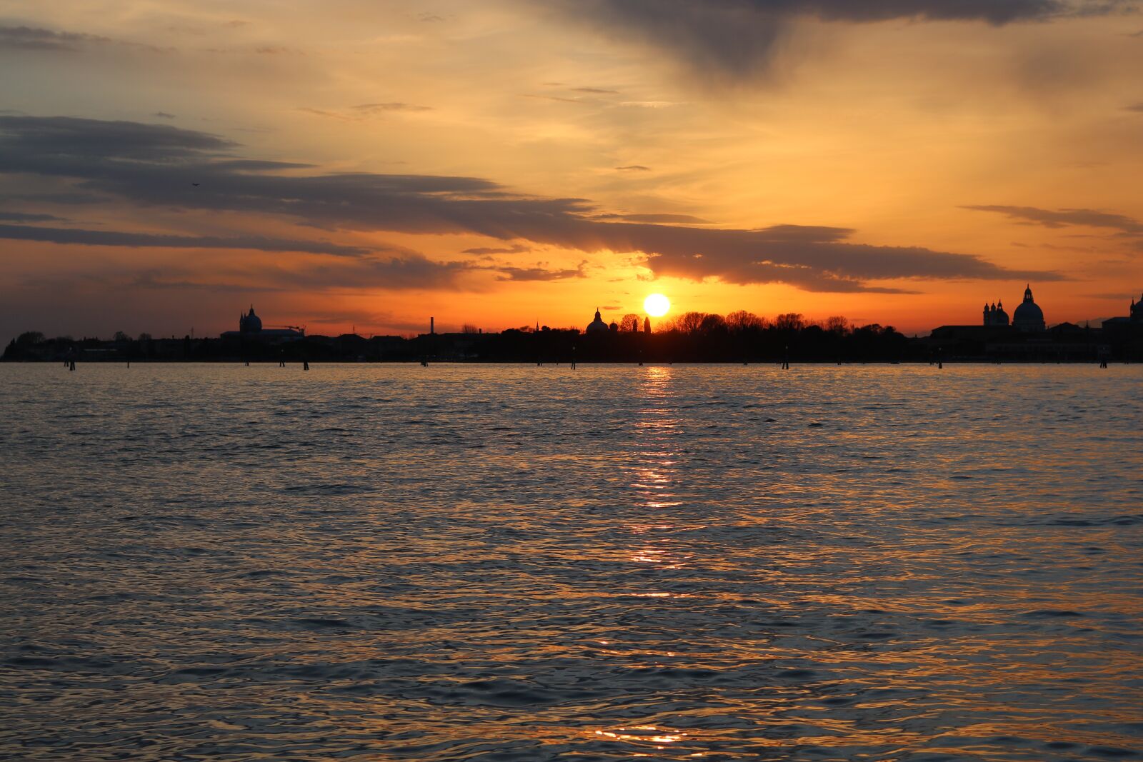 Canon EOS 750D (EOS Rebel T6i / EOS Kiss X8i) + Canon EF 50mm F1.8 STM sample photo. Sunset, venice photography