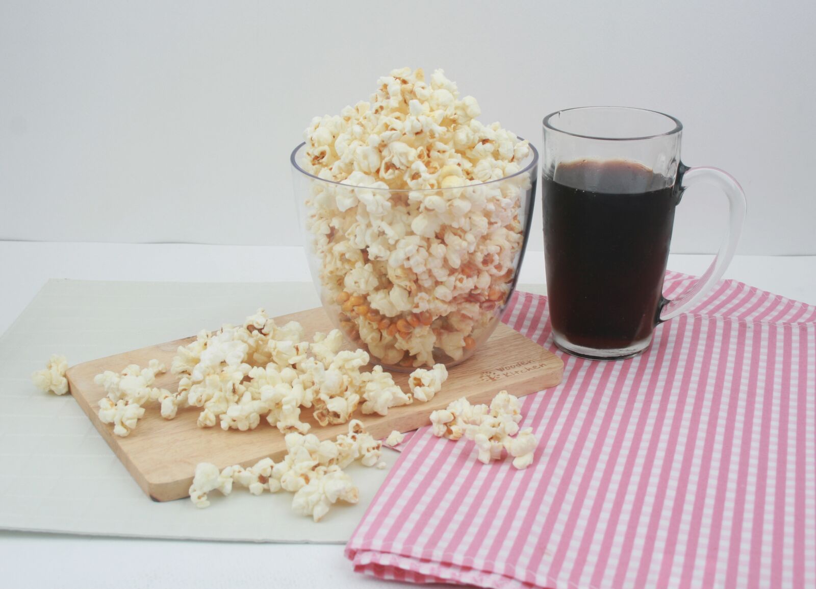 Canon EOS 400D (EOS Digital Rebel XTi / EOS Kiss Digital X) sample photo. Snack, popcorn, cola photography
