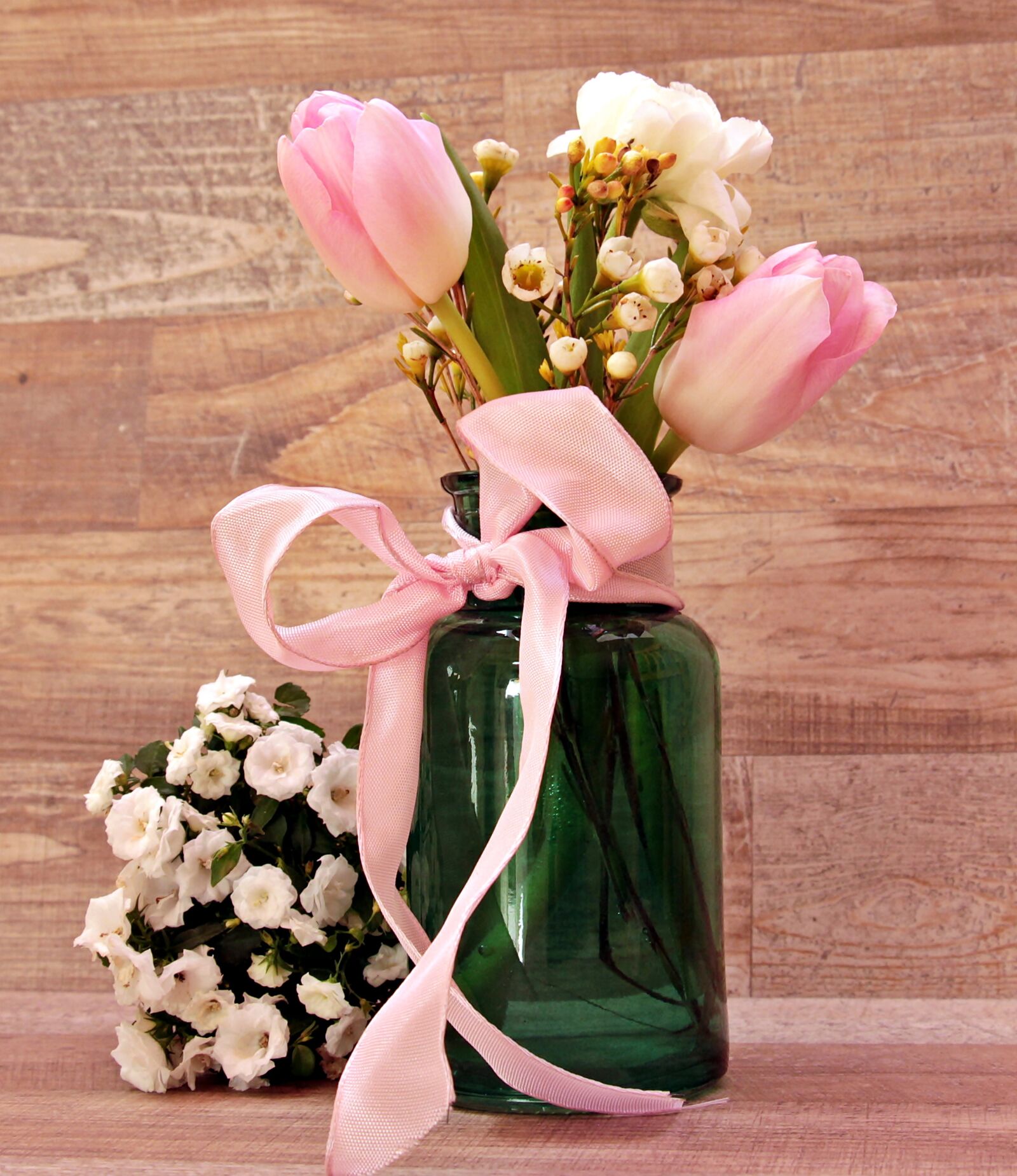 Canon EOS 550D (EOS Rebel T2i / EOS Kiss X4) sample photo. Tulips, ranunculus, vase photography
