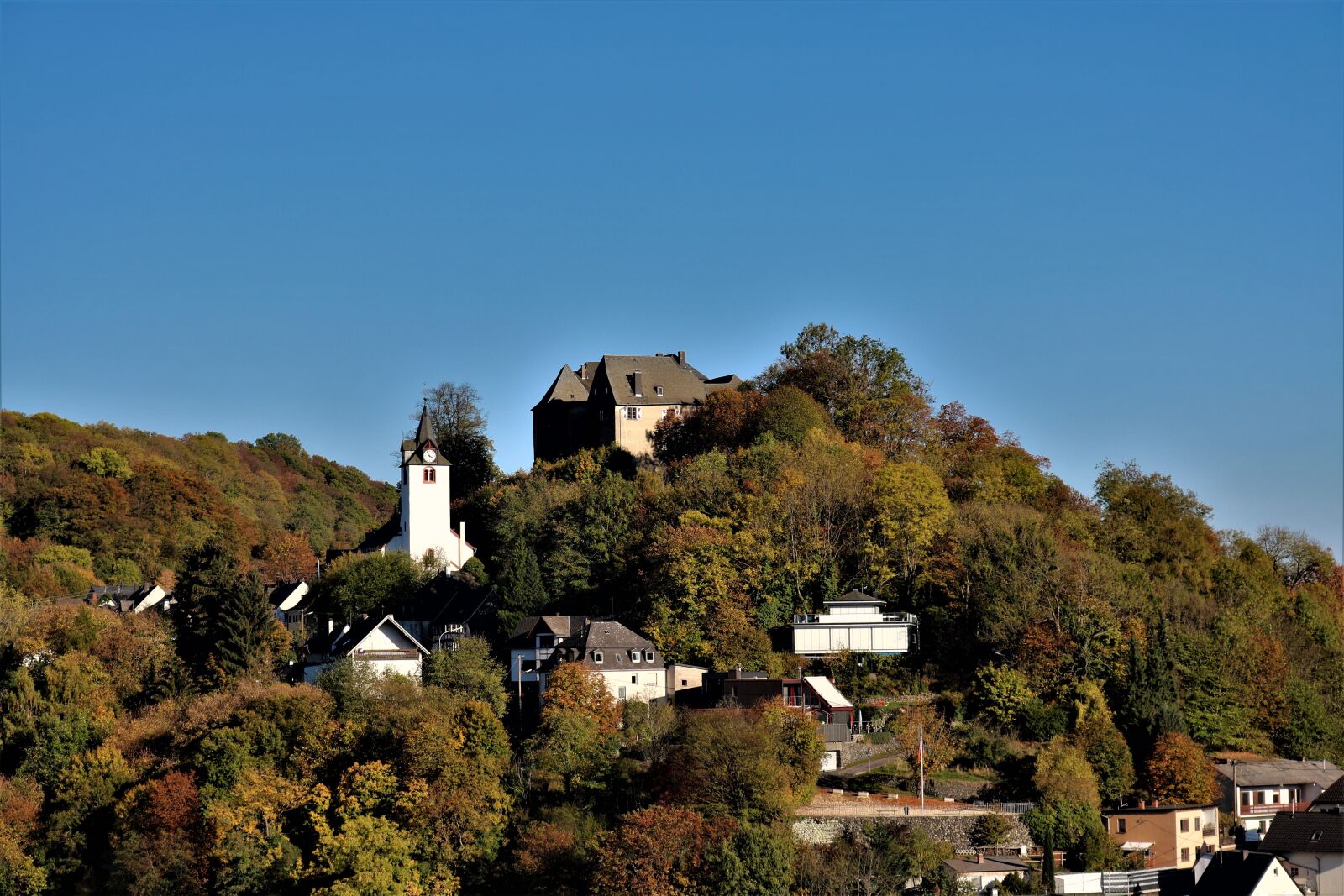 Canon EOS 760D (EOS Rebel T6s / EOS 8000D) + Canon EF-S 18-55mm F3.5-5.6 IS STM sample photo. Westerburg, castle chapel, houses photography