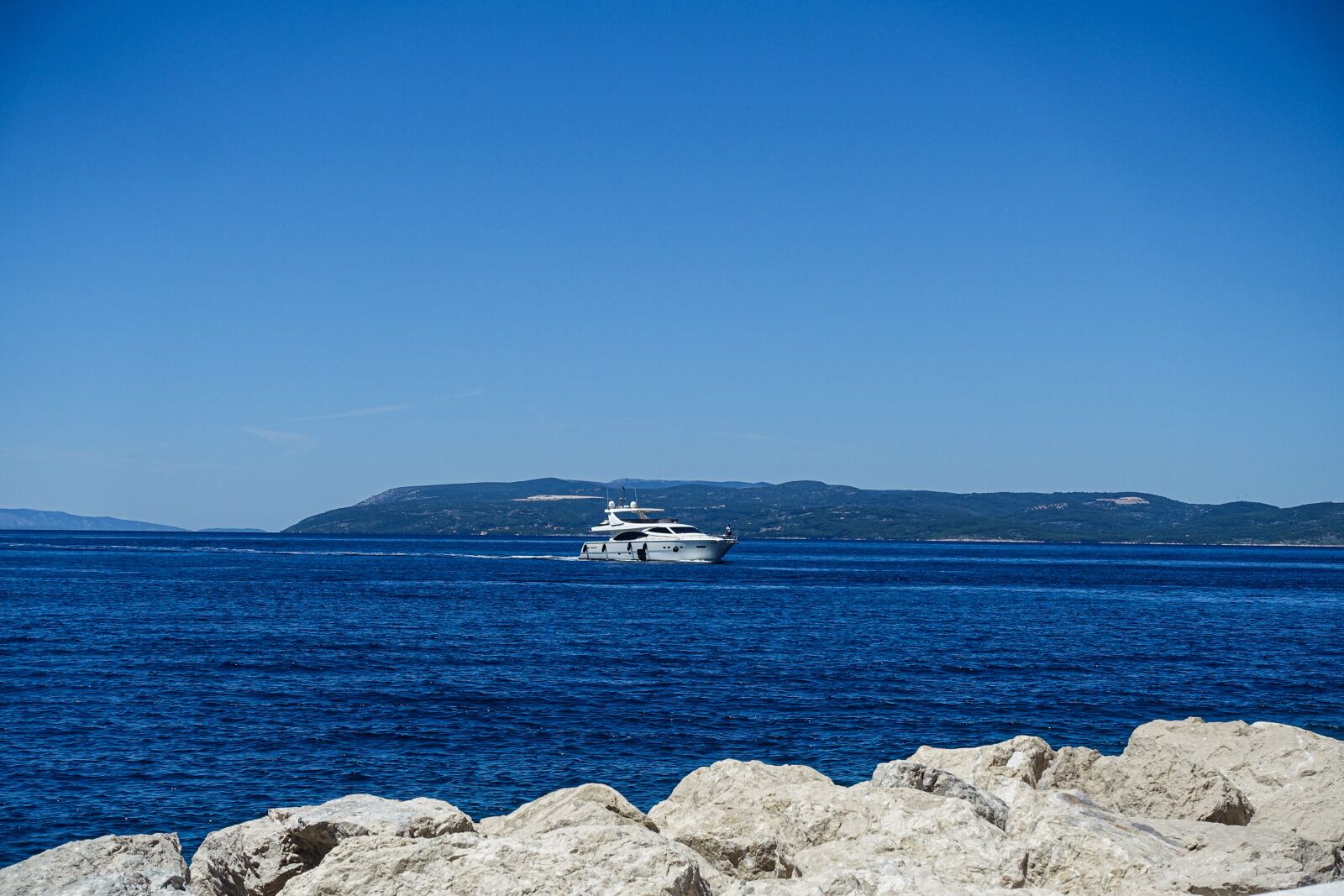 Sony Cyber-shot DSC-RX100 III sample photo. Yacht, sea, water photography