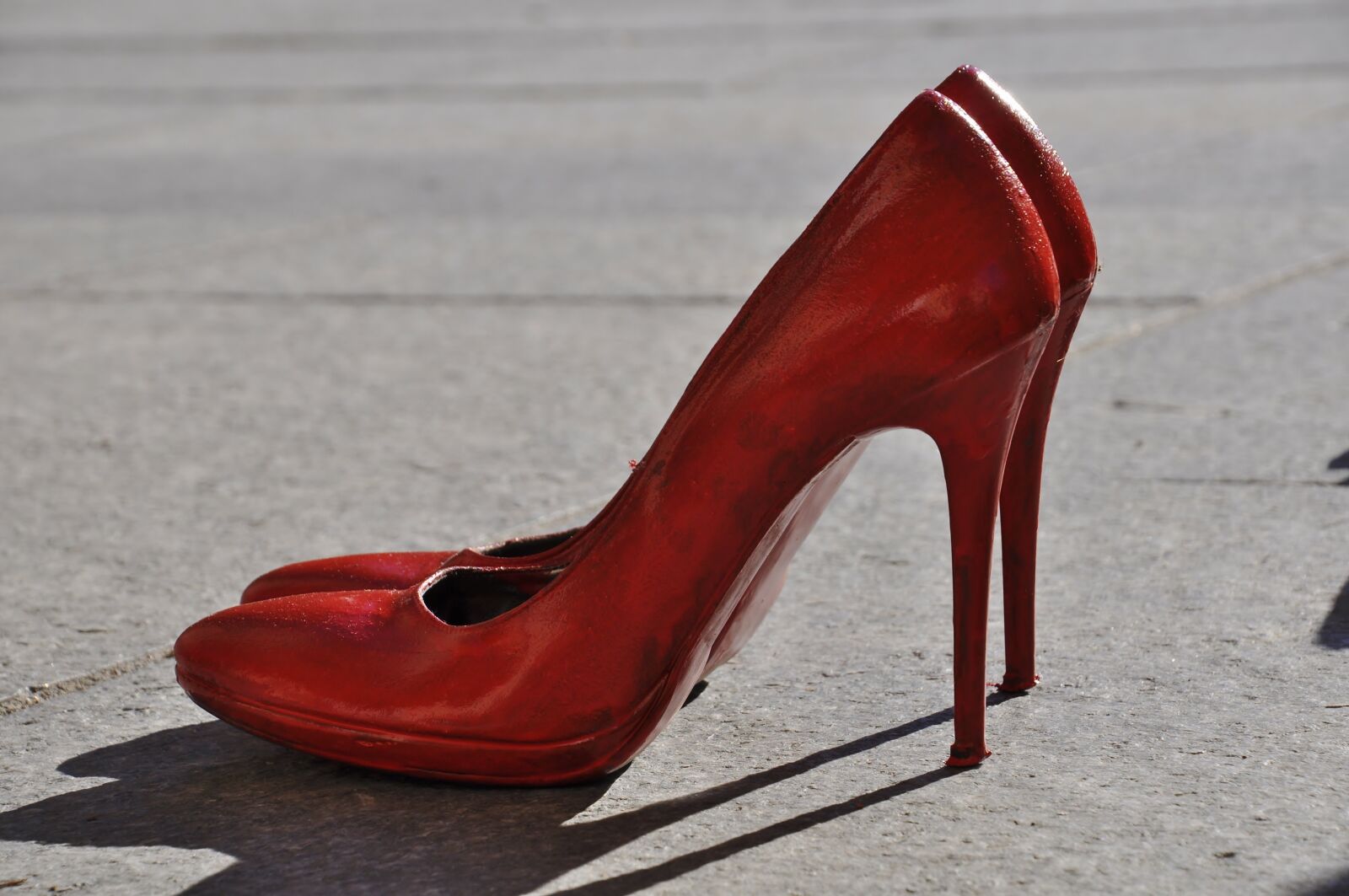 Nikon D5000 sample photo. Violence women, red shoe photography