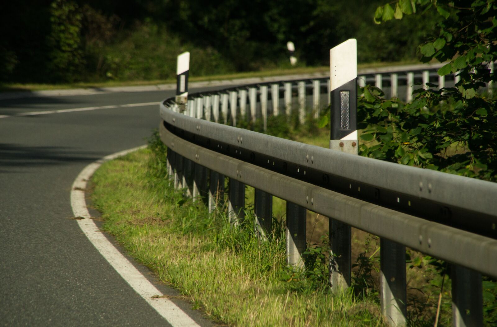 Sony SLT-A57 sample photo. Road, guard rail, delineator photography