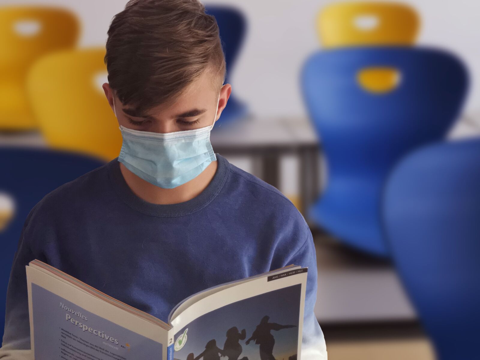 HUAWEI P30 sample photo. Read, mask, students photography