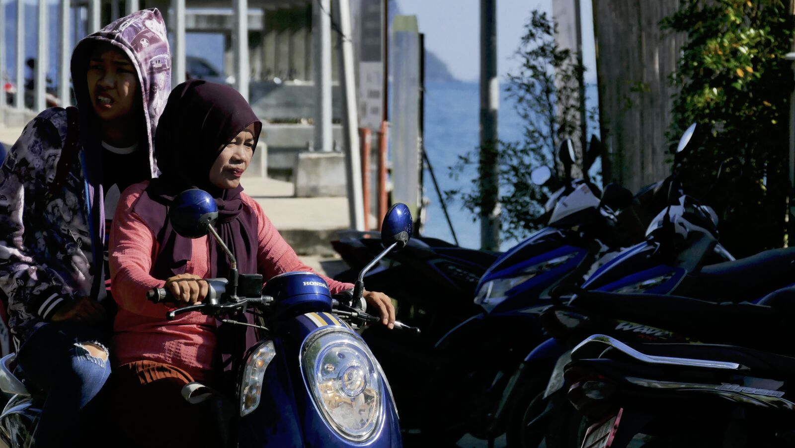 Panasonic Lumix DMC-FZ1000 sample photo. Motorcycle, traffic, street photography