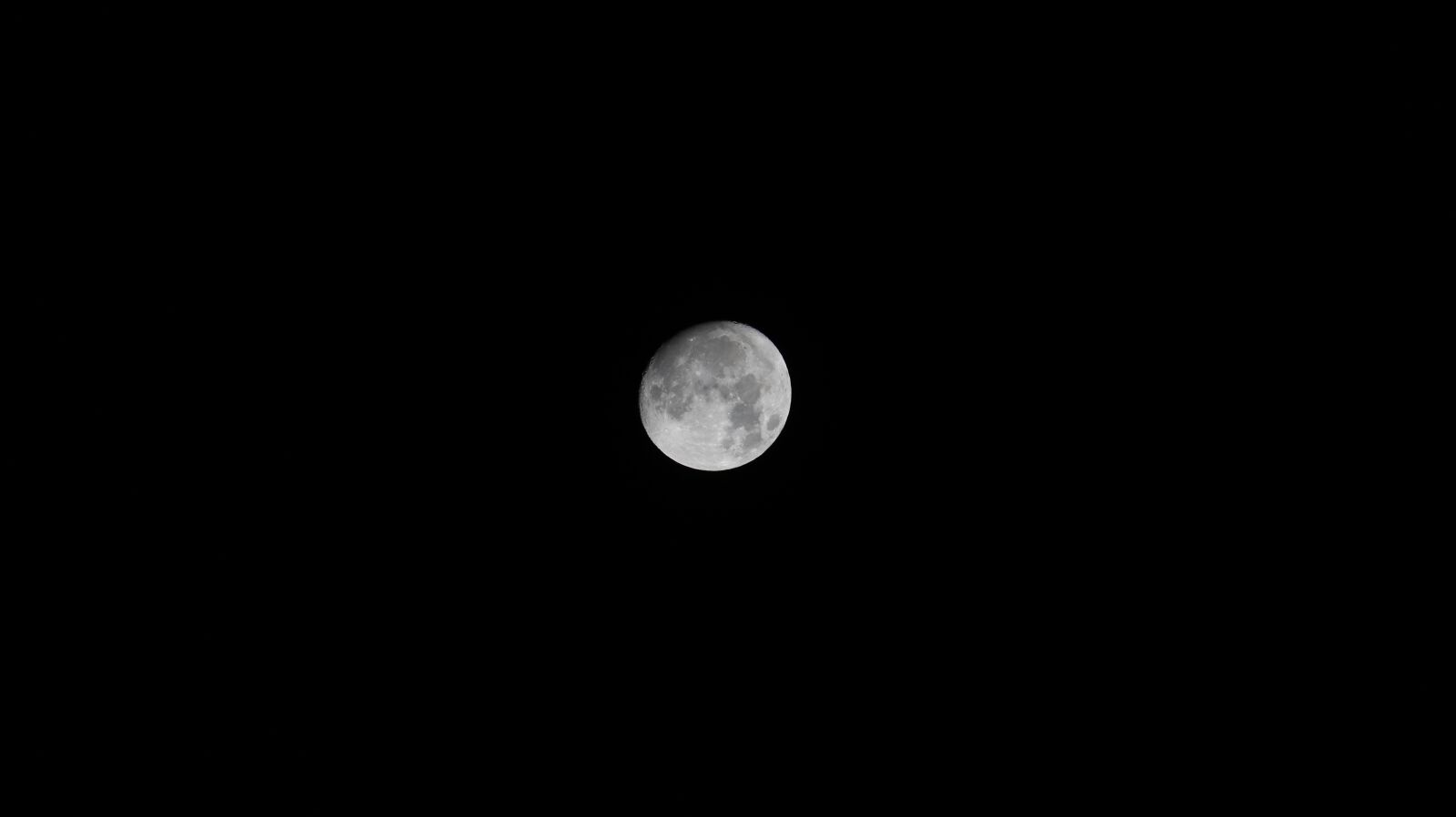Canon EOS 750D (EOS Rebel T6i / EOS Kiss X8i) + Canon EF-S 55-250mm F4-5.6 IS STM sample photo. Moon, lunar, black photography