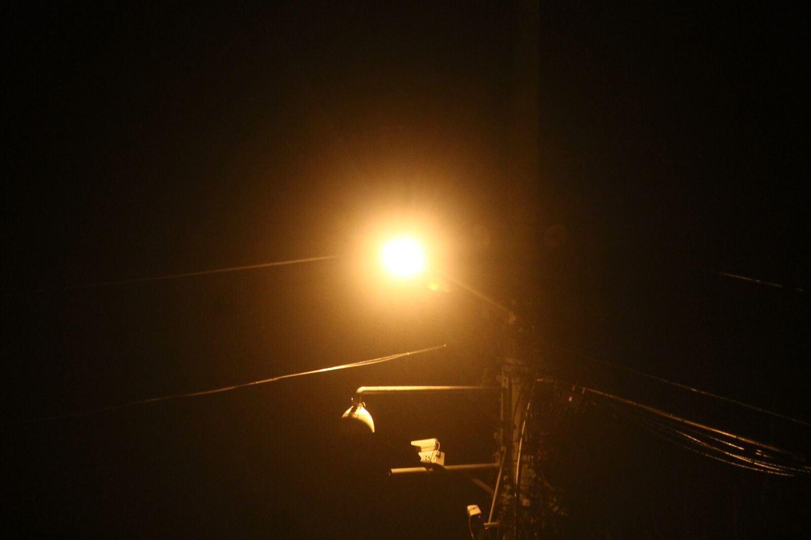 Canon EOS 600D (Rebel EOS T3i / EOS Kiss X5) sample photo. Lamp, night, telephone poles photography