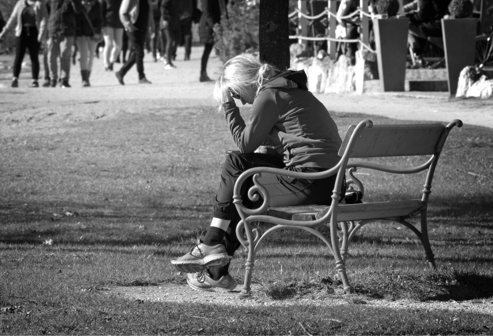 55.0-200.0mm f/4.0-f/5.6 sample photo. Person, bench, individually photography